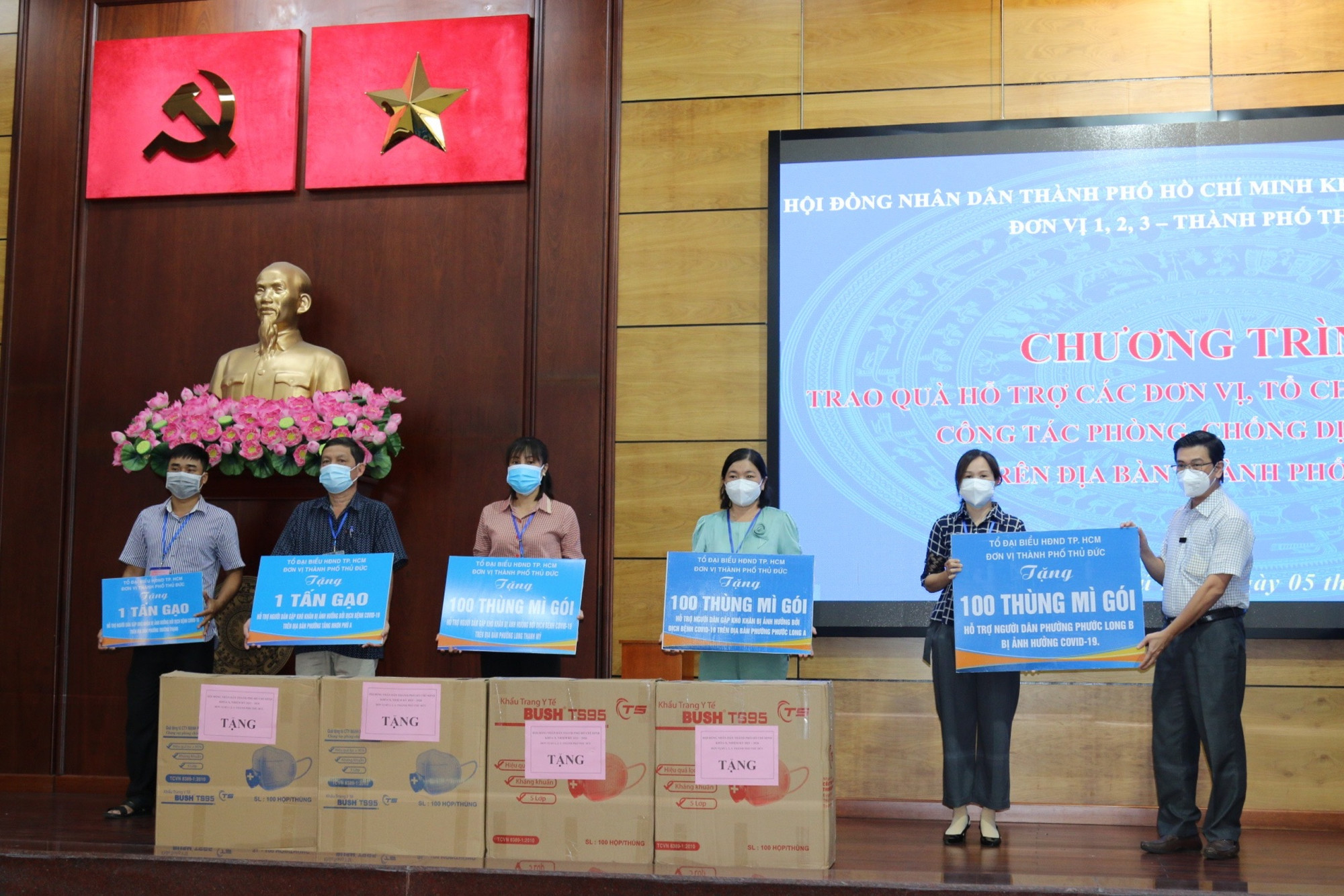   Ngo&agrave;i g&oacute;p phần c&ugrave;ng địa phương chăm lo cho người d&acirc;n, Tổ đại biểu HĐND TPHCM - Đơn vị TP. Thủ Đức cũng tăng cường gi&aacute;m s&aacute;t việc thực hiện Nghị quyết 09/2021 của HĐND TPHCM về một số chế độ, ch&iacute;nh s&aacute;ch đặc th&ugrave; phục vụ c&ocirc;ng t&aacute;c ph&ograve;ng, chống dịch, hỗ trợ người d&acirc;n bị t&aacute;c động bởi dịch COVID-19 tr&ecirc;n địa b&agrave;n TP. Thủ Đức