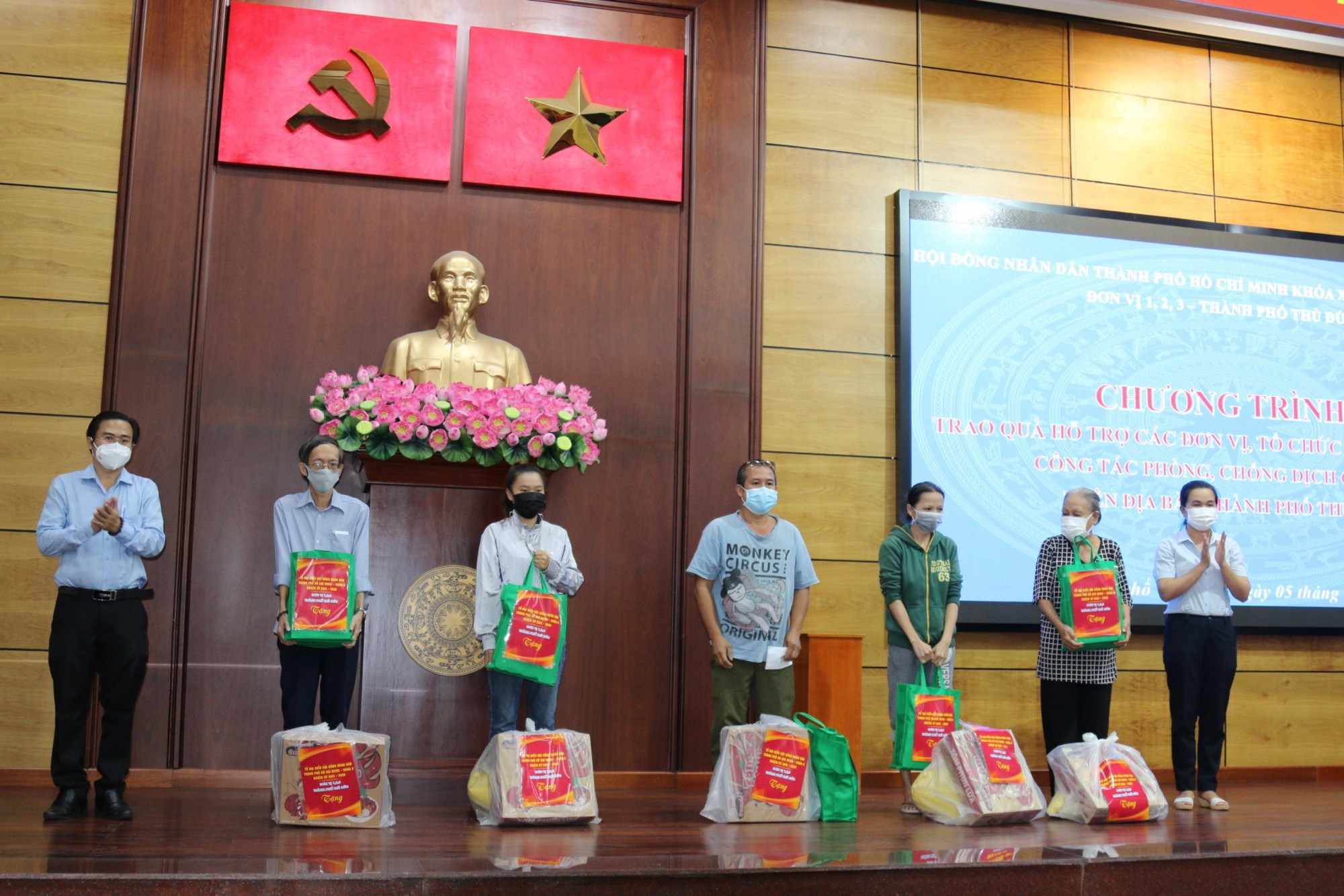 &Ocirc;ng Cao Thanh B&igrave;nh - Trưởng ban Văn h&oacute;a  - x&atilde; hội, HĐND TPHCM, Tổ trưởng Tổ đại biểu HĐND TPHCM - Đơn vị th&agrave;nh phố Thủ Đức đại diện đo&agrave;n tặng qu&agrave; cho người d&acirc;n