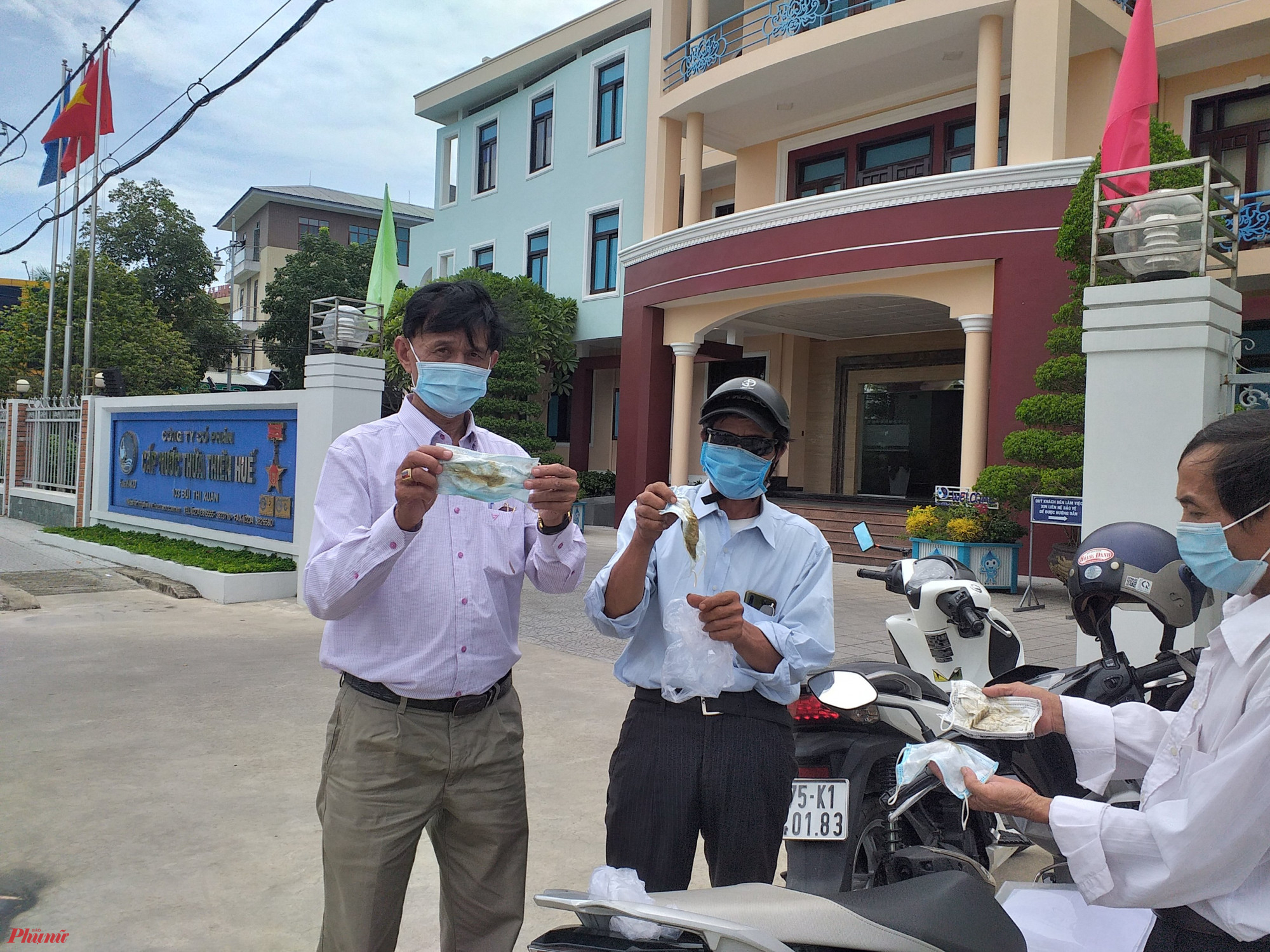 Ng&agrave;y 4/8 đại diện c&aacute;c hộ d&acirc;n đ&atilde; đến C&ocirc;ng ty cổ phần cấp nước Thừa Thi&ecirc;n - Huế nộp đơn khiếu nại đ&ograve;i quyền lợi cho hơn 5 vạn hộ d&acirc;n d&ugrave;ng nước HueWACO
