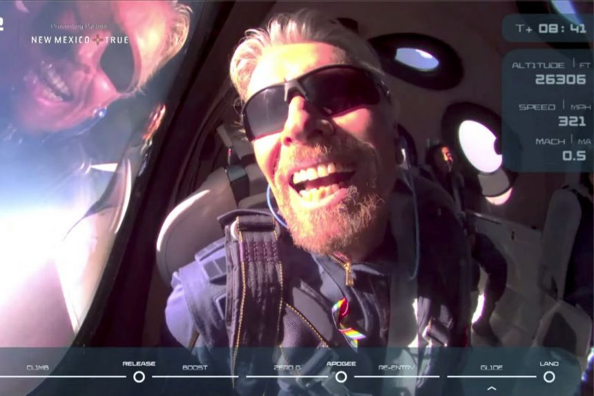 Tỷ ph&uacute; Richard Branson tr&ecirc;n con t&agrave;u VSS Unity của Virgin Galactic h&ocirc;m 11/7 - Ảnh: Reuters