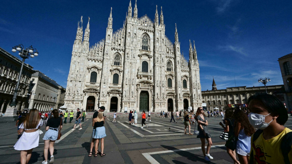 Quảng trường Duomo ph&iacute;a trước Nh&agrave; thờ Duomo ở trung t&acirc;m Milan (&Yacute;). Ảnh chụp ng&agrave;y 5/8 - Ảnh: AFP