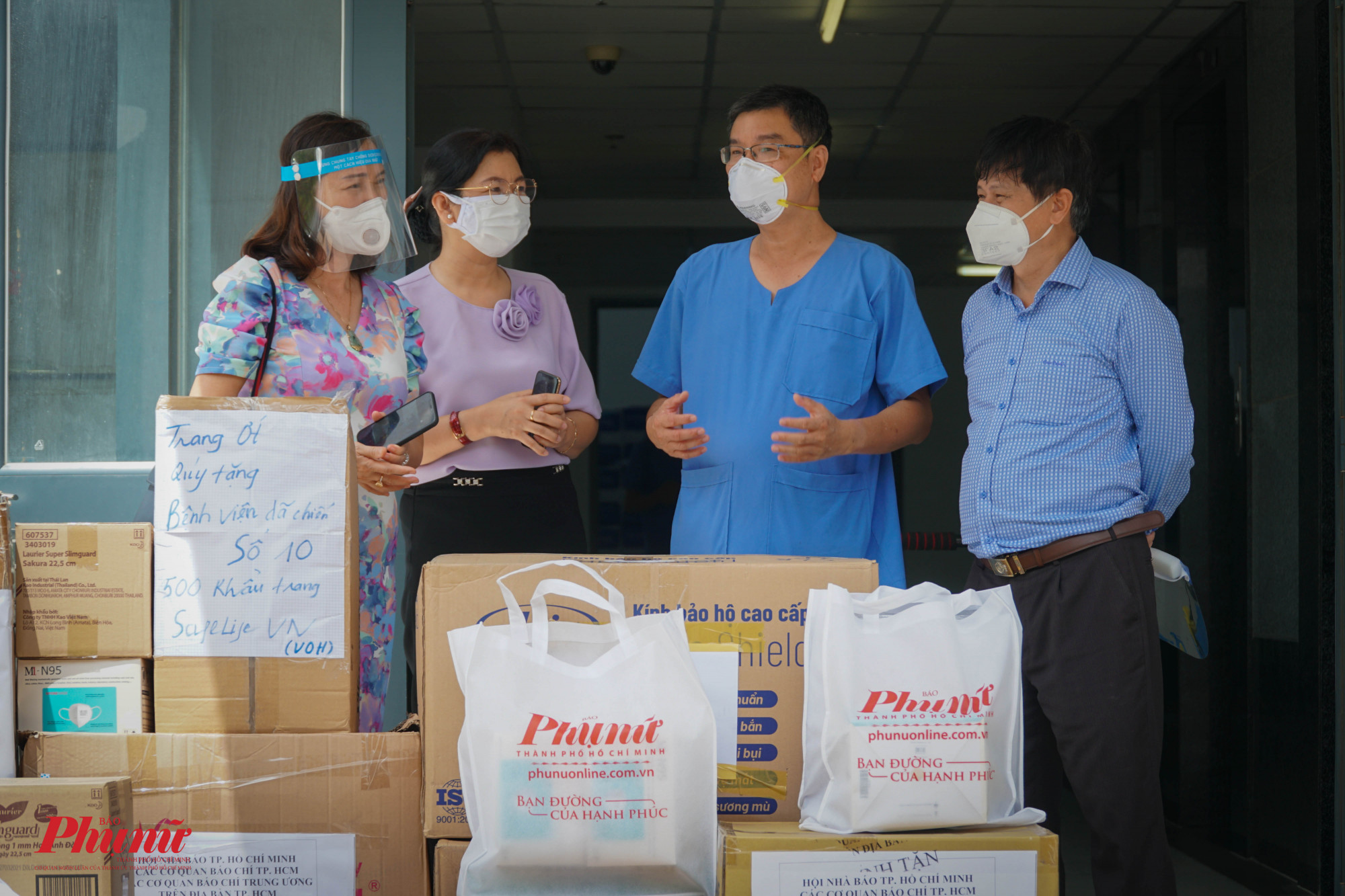 B&aacute;o Phụ Nữ TPHCM trao tặng trang thiết bị y tế gồm m&aacute;y đo nồng độ oxy (SP02), đồ bảo hộ PPE, khẩu trang N95 v&agrave; c&aacute;c nhu yếu phẩm cho lực lượng tuyến đầu trong ng&agrave;y 6/8