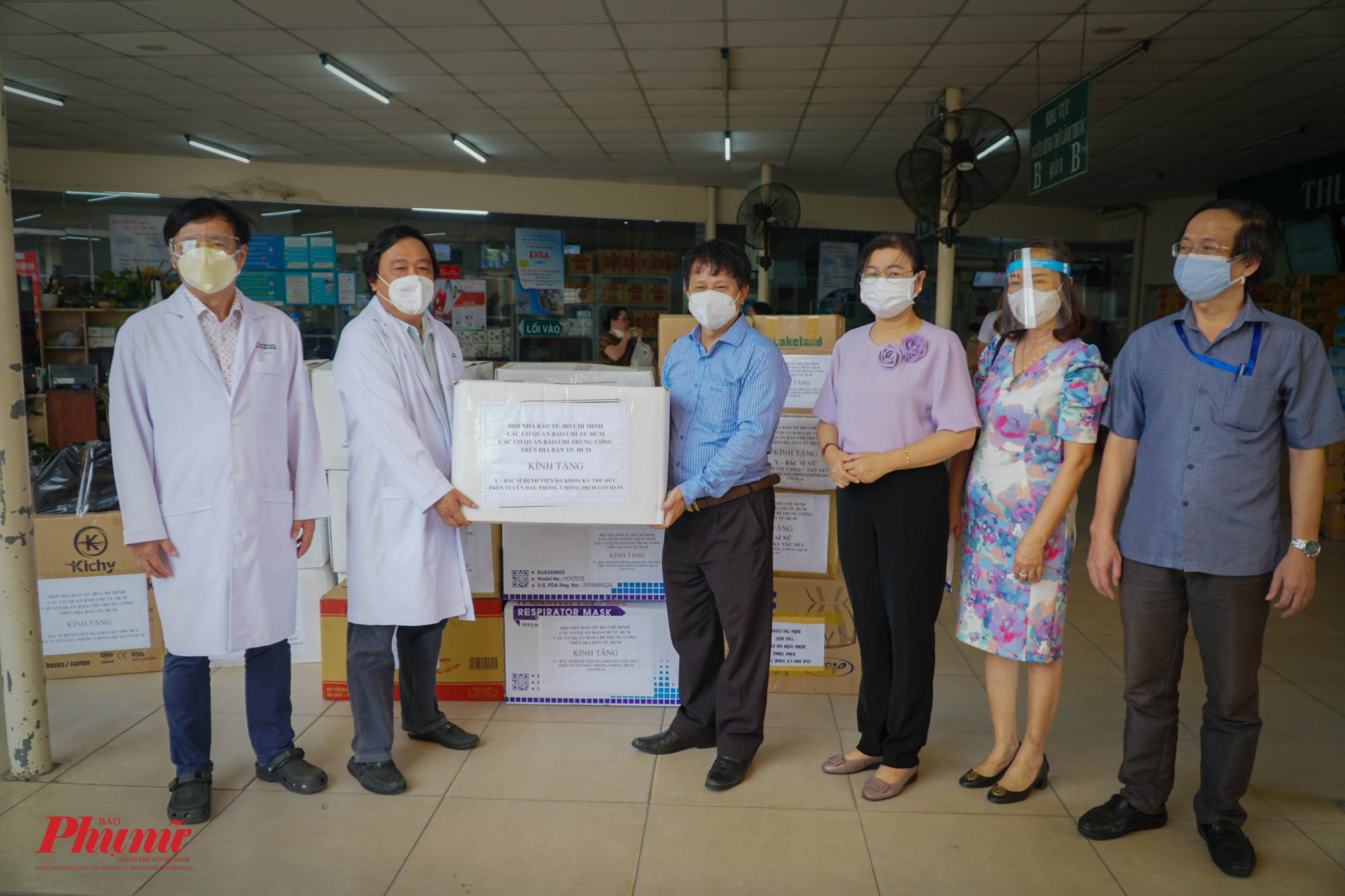 Đo&agrave;n c&ocirc;ng t&aacute;c của Hội Nh&agrave; b&aacute;o TPHCM đ&atilde; đến thăm v&agrave; tặng qu&agrave; cho Bệnh viện Đa khoa khu vực Thủ Đức s&aacute;ng 6/8