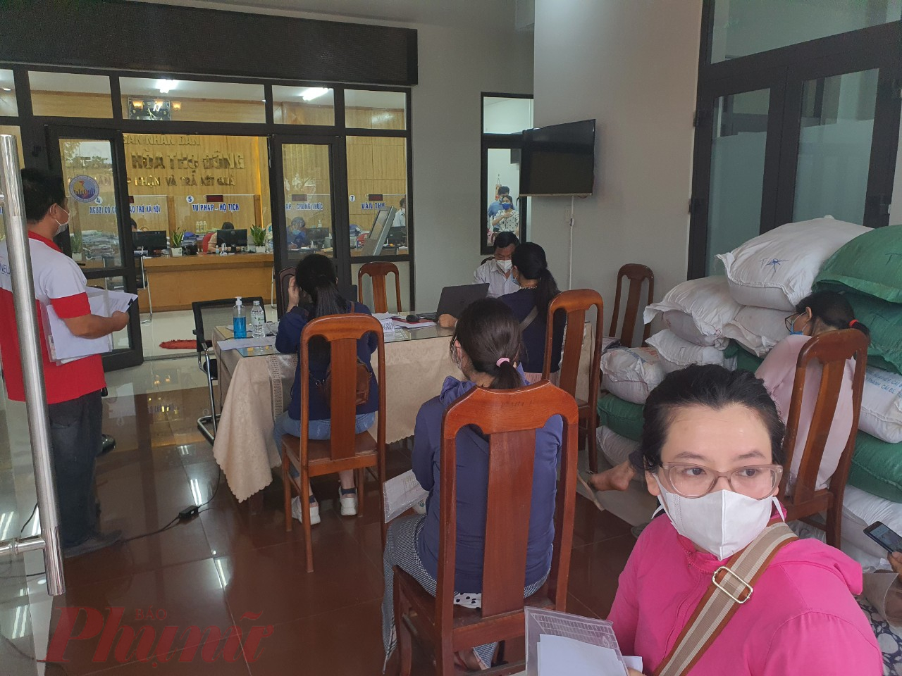 Tuy nhi&ecirc;n, rắc rối nhất vẫn l&agrave; mẫu giấy x&aacute;c nhận cho người lao động thuộc c&aacute;c doanh nghiệp, tiểu thương... Mẫu giấy n&agrave;y y&ecirc;u cầu phải c&oacute; sự x&aacute;c nhận của đơn vị c&oacute; thẩm quyền cấp giấy lẫn địa phương nơi đơn vị đ&oacute;ng ch&acirc;n. Từ việc n&agrave;y, c&oacute; nhiều đơn vị gặp rắc rối khi nơi đăng k&yacute; kinh doanh v&agrave; nơi đ&oacute;ng cơ sở sản xuất ở 2 phường kh&aacute;c nhau. 