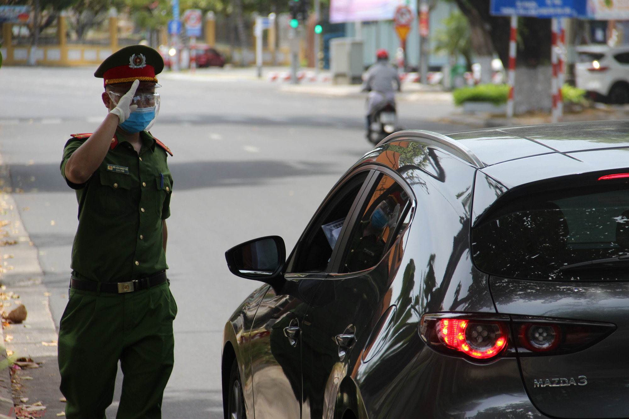 Việc &aacute;p dụng giấy đi đường với mục đ&iacute;ch quan trọng nhất l&agrave; hạn chế người d&acirc;n ra đường nhiều nhất c&oacute; thể. Do đ&oacute;, với năng lực ứng dụng c&ocirc;ng nghệ th&ocirc;ng tin như th&agrave;nh phố Đ&agrave; Nẵng, thiết nghĩ n&ecirc;n tiến tới phương &aacute;n ứng dụng c&ocirc;ng nghệ trong việc kiểm so&aacute;t người đi đường nhằm vừa hạn chế việc người d&acirc;n phải chạy đ&ocirc;n đ&aacute;o khắp nơi đ&oacute;ng dấu x&aacute;c nhận vừa hạn chế việc tiếp x&uacute;c giữa người đi đường v&agrave; lực lượng l&agrave;m nhiệm vụ tại c&aacute;c chốt.