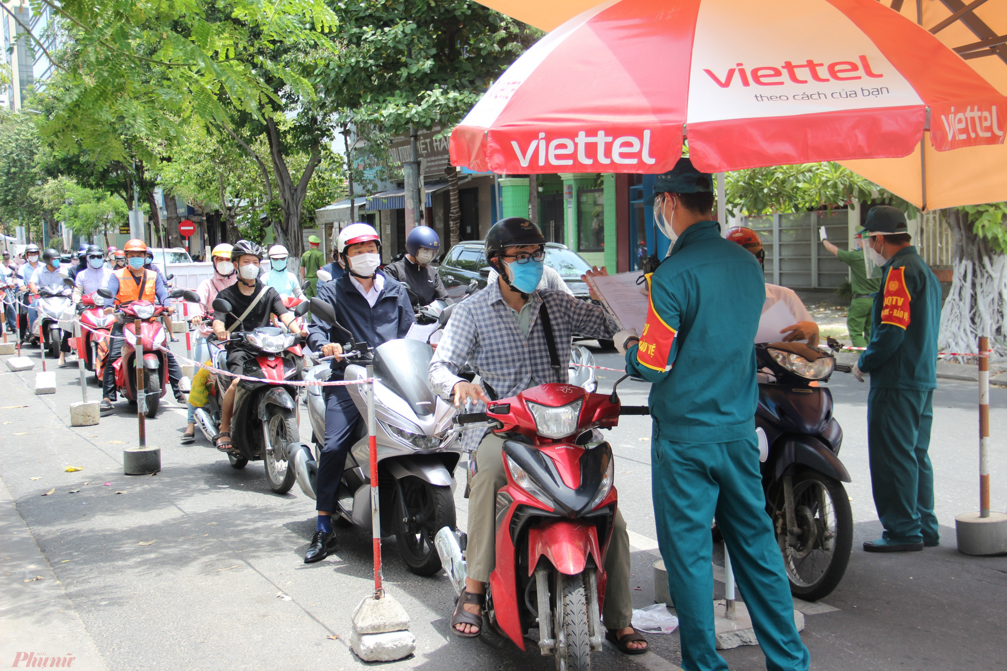 Ngo&agrave;i rắc rối về mặt thủ tục để được cấp giấy đi đường, th&igrave; người d&acirc;n vẫn cho rằng việc sử dụng giấy tờ để tr&igrave;nh qua c&aacute;c chốt vẫn rất phức tạp