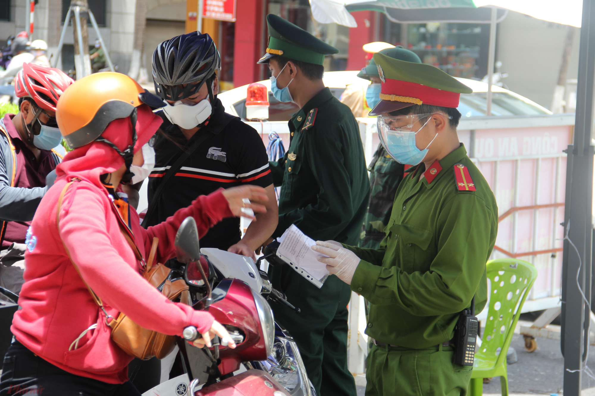 Tuy nhi&ecirc;n, mẫu giấy ban h&agrave;nh lần thứ nhất c&oacute; nhiều lỗ hổng v&agrave; v&igrave; thế c&oacute; nhiều doanh nghiệp cấp tr&agrave;n lan. Để siết chặt hơn việc cấp giấy cho người d&acirc;n ra đường, th&agrave;nh phố Đ&agrave; Nẵng ban h&agrave;nh mẫu mới.
