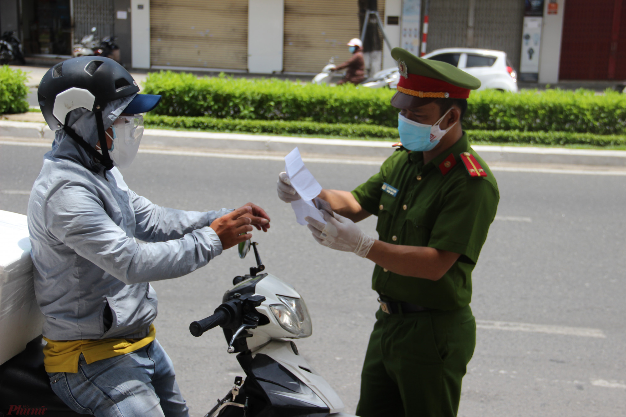 Th&agrave;nh phố cũng ban h&agrave;nh một mẫu giấy đi đường chung để c&aacute;c cơ quan, đơn vị x&aacute;c nhận cho người lao động qua m&igrave;nh được lưu th&ocirc;ng
