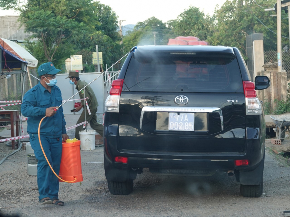 Lực lượng chức năng khử khuẩn tại chốt kiểm so&aacute;t dịch COVID-19 tr&ecirc;n địa b&agrave;n x&atilde; C&aacute;t Tường, huyện Ph&ugrave; C&aacute;t. 