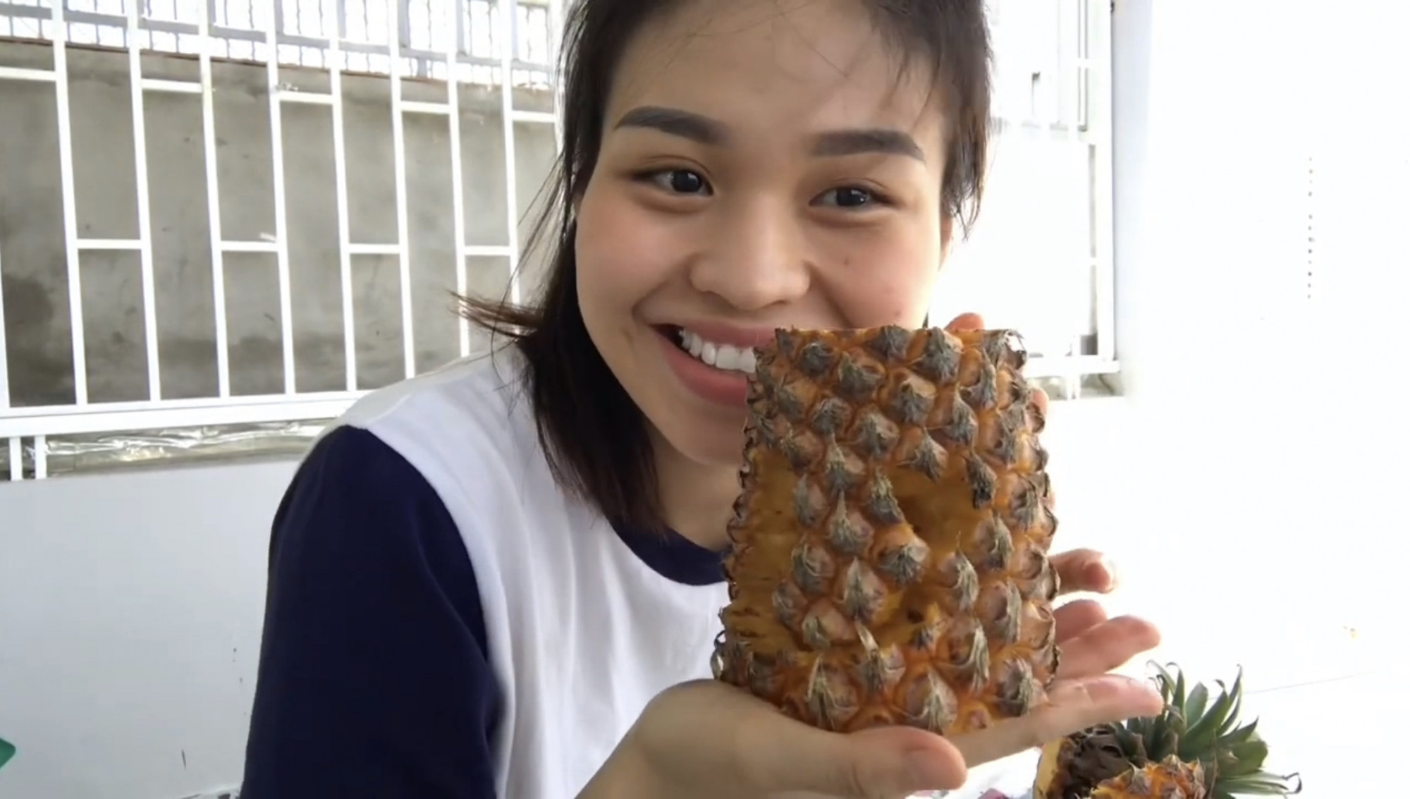L&ecirc; Lộc hướng dẫn mọi người kho&eacute;t ruột quả kh&oacute;m, sau đ&oacute; đặt nến b&ecirc;n trong để tạo m&ugrave;i thơm cho nh&agrave; cửa, vừa gi&uacute;p tinh thần thoải m&aacute;i