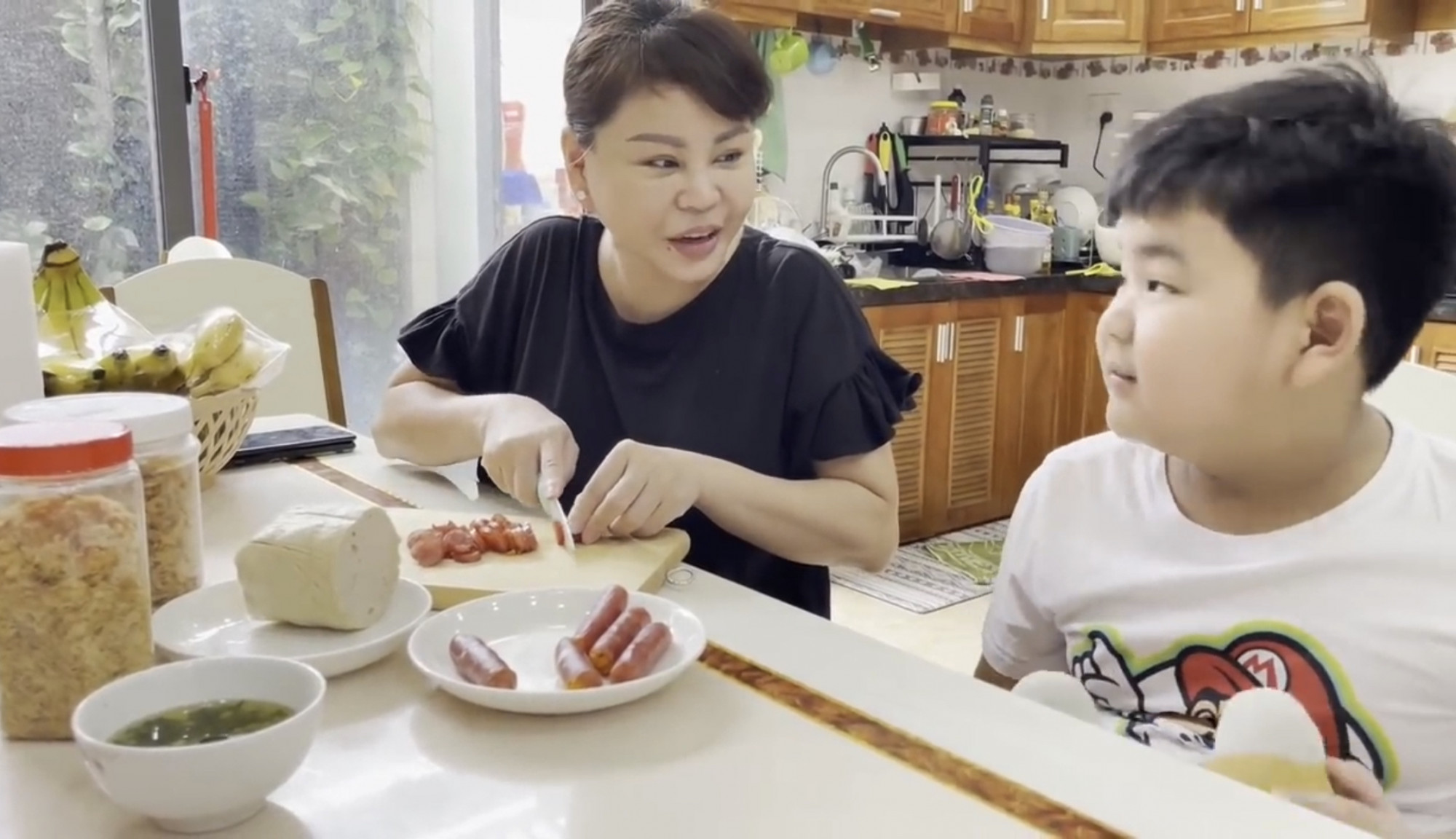 L&ecirc; Giang vừa nấu ăn, vừa giải th&iacute;ch, động vi&ecirc;n con trai ăn nhiều rau xanh