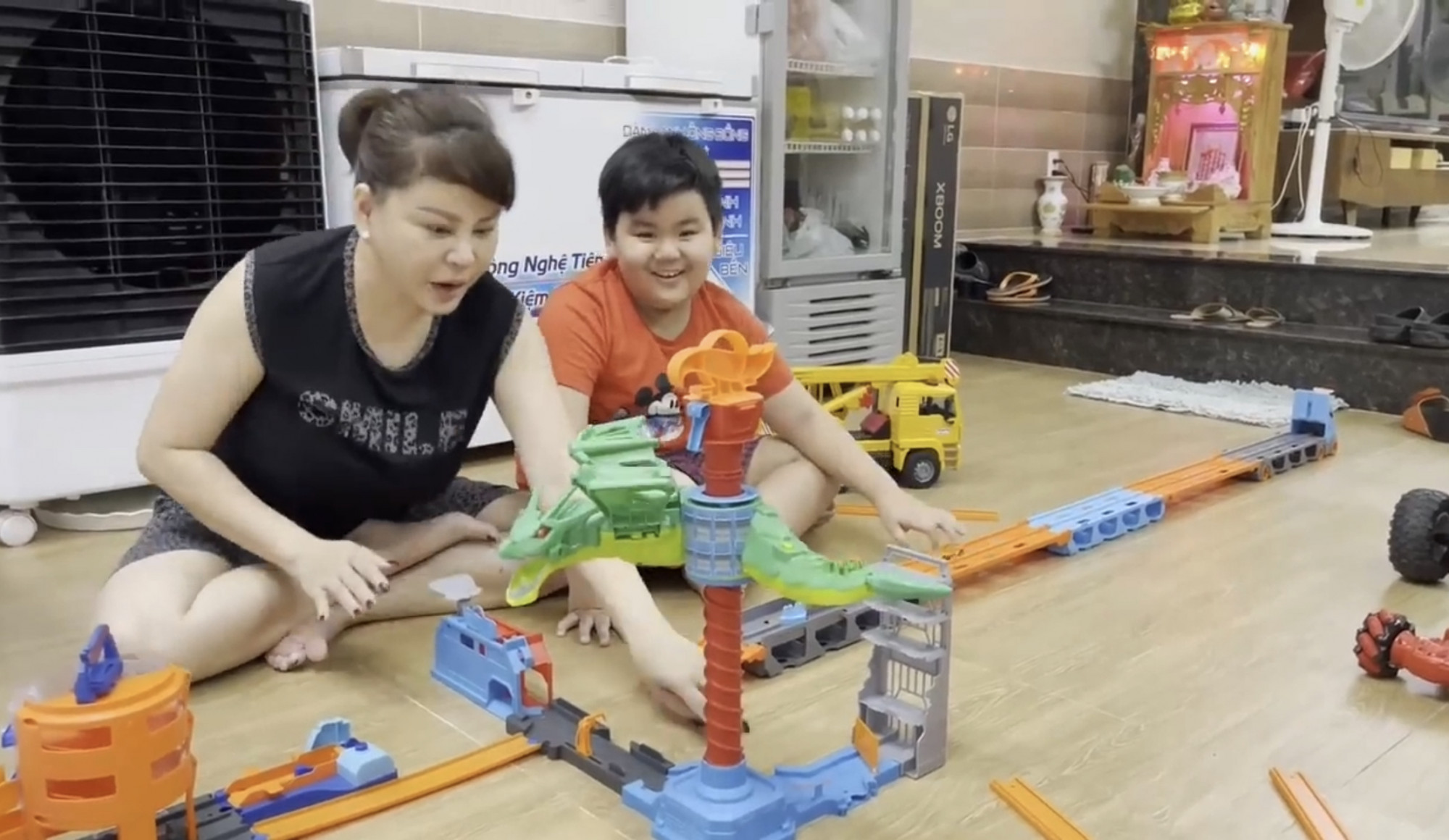 L&ecirc; Giang chơi đ&ugrave;a c&ugrave;ng con trai