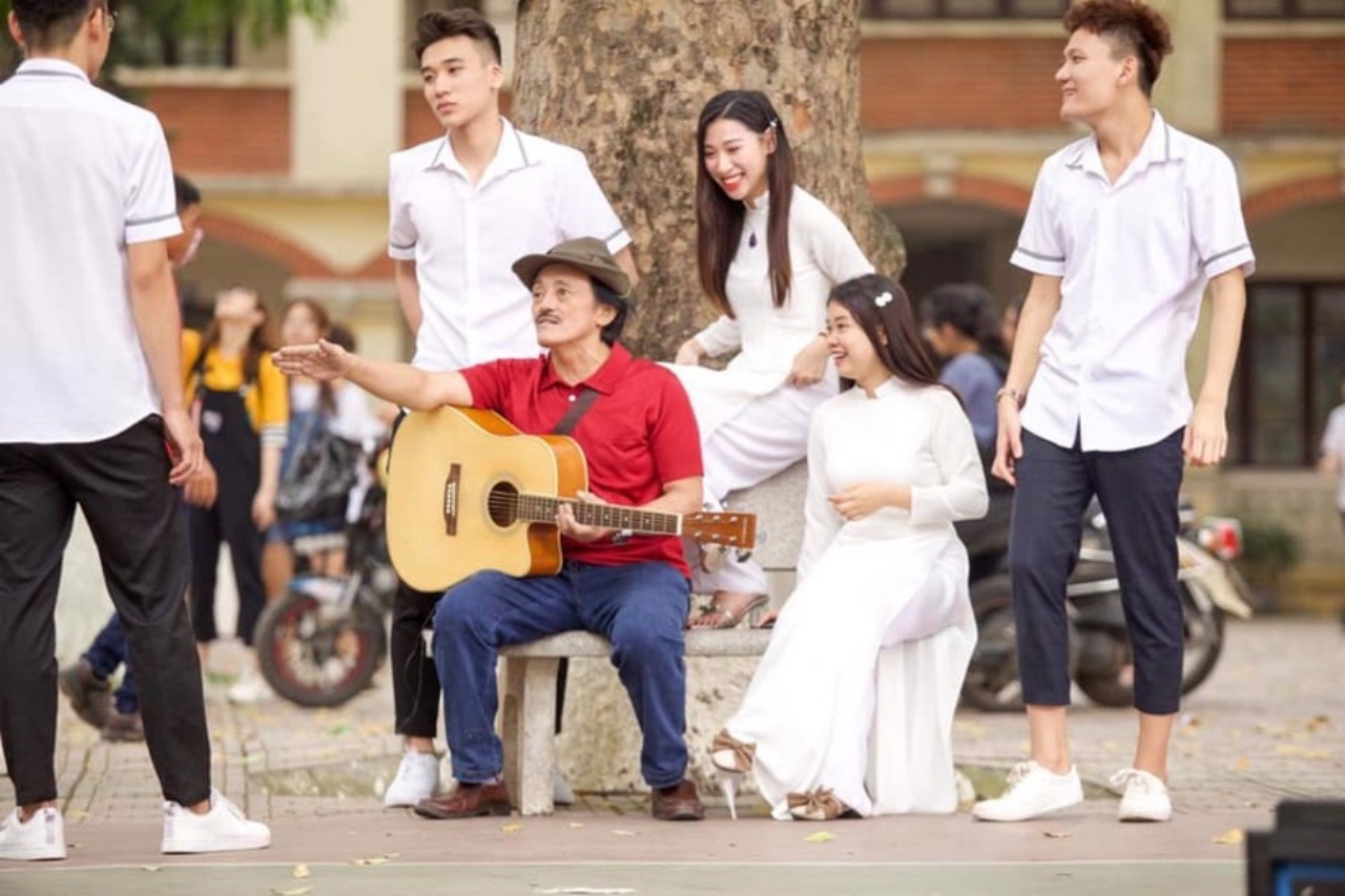 Nghệ sĩ Giang C&ograve;i hướng dẫn diễn xuất cho c&aacute;c diễn vi&ecirc;n trẻ.
