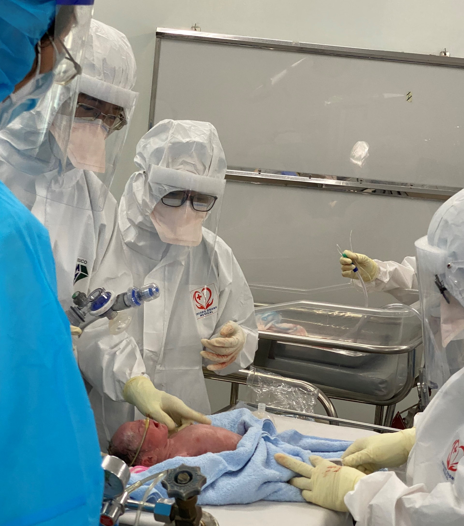 C&aacute;c b&aacute;c sĩ mổ cứu thai v&agrave; tiến h&agrave;nh đặt ECMO ngay tại ph&ograve;ng mổ cho người mẹ. 