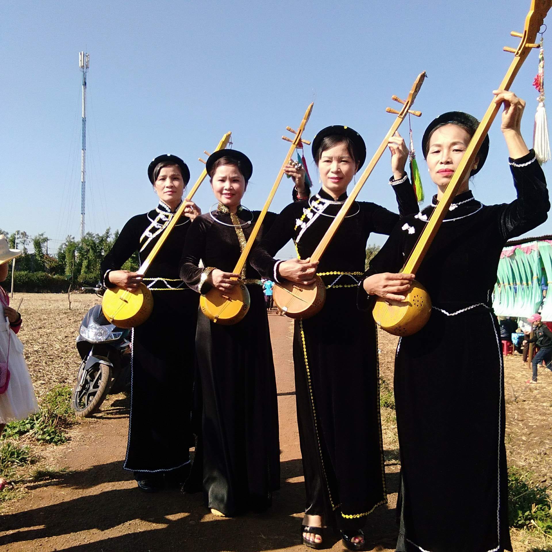 Đ&agrave;n t&iacute;nh v&agrave; h&aacute;t then kh&ocirc;ng thể thiếu trong văn h&oacute;a của người d&acirc;n tộc T&agrave;y