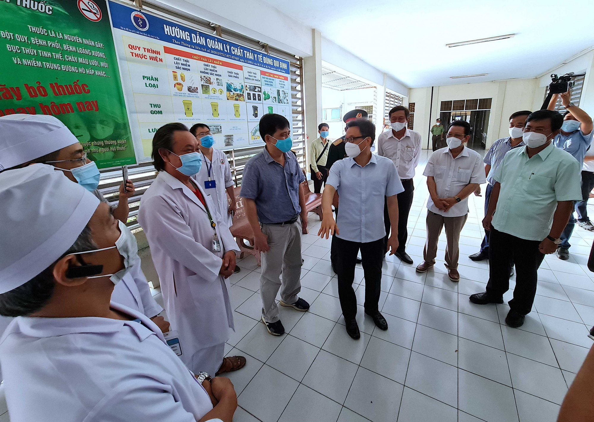 Ph&oacute; thủ tướng kiểm tra c&ocirc;ng t&aacute;c điều trị bệnh nh&acirc;n COVID-19 chiều ng&agrave;y 7/8 