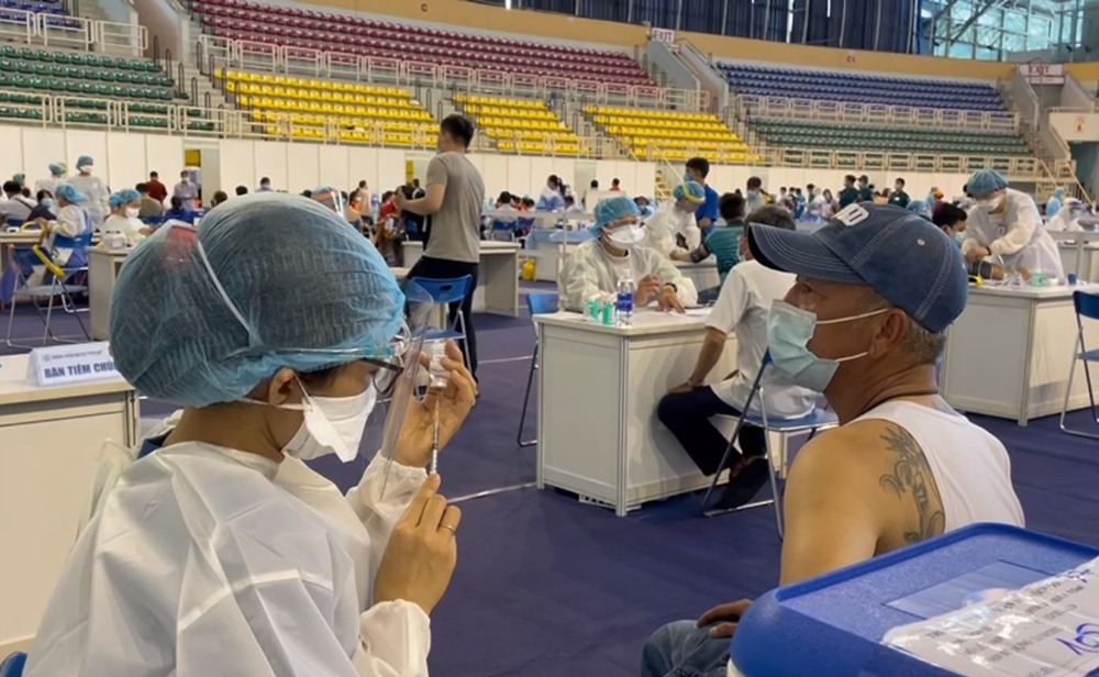 TPHCM đang đẩy nhanh tiến độ ti&ecirc;m ngừa COVID-19, đặc biệt người tr&ecirc;n 65 tuổi