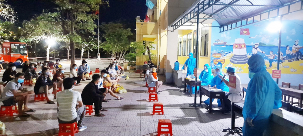 Một điểm đ&oacute;n người d&acirc;n đi xe máy từ TP.HCM về c&aacute;ch ly tại Thừa Thi&ecirc;n - Huế - ẢNH: THUẬN H&Oacute;A