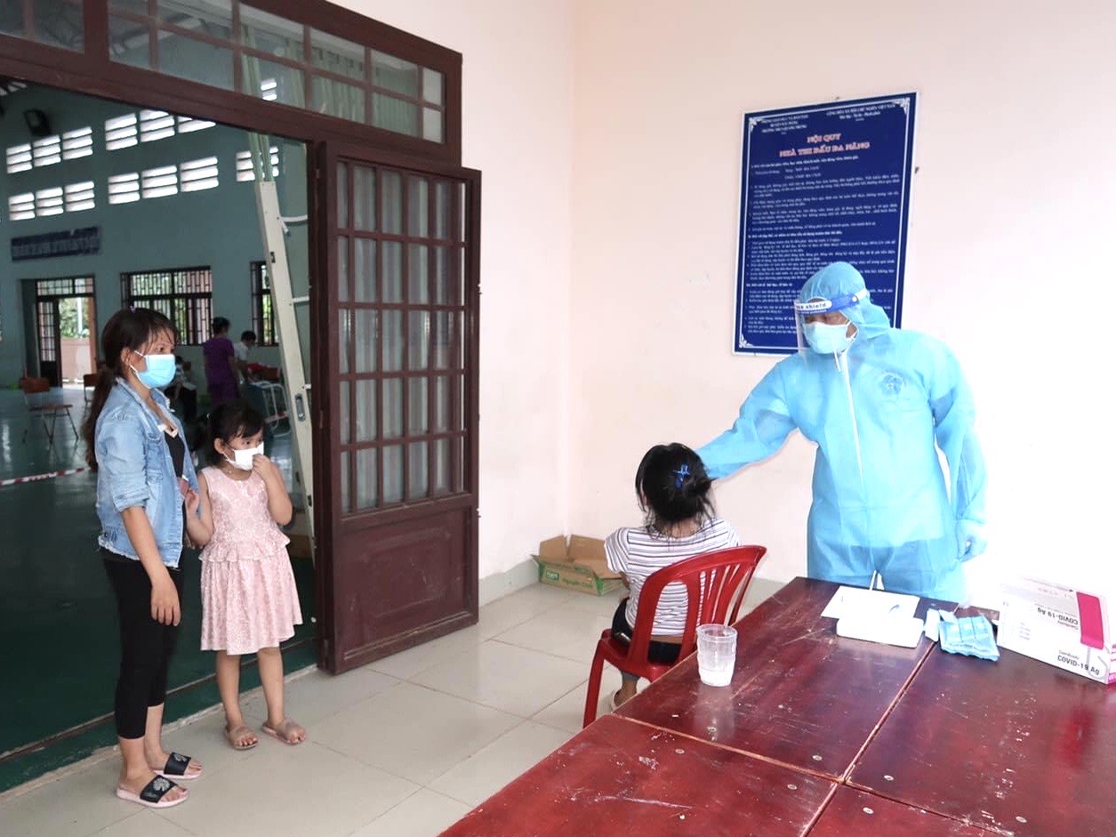 Lực lượng chức năng tiến h&agrave;nh lấy mẫu x&eacute;t nghiệm