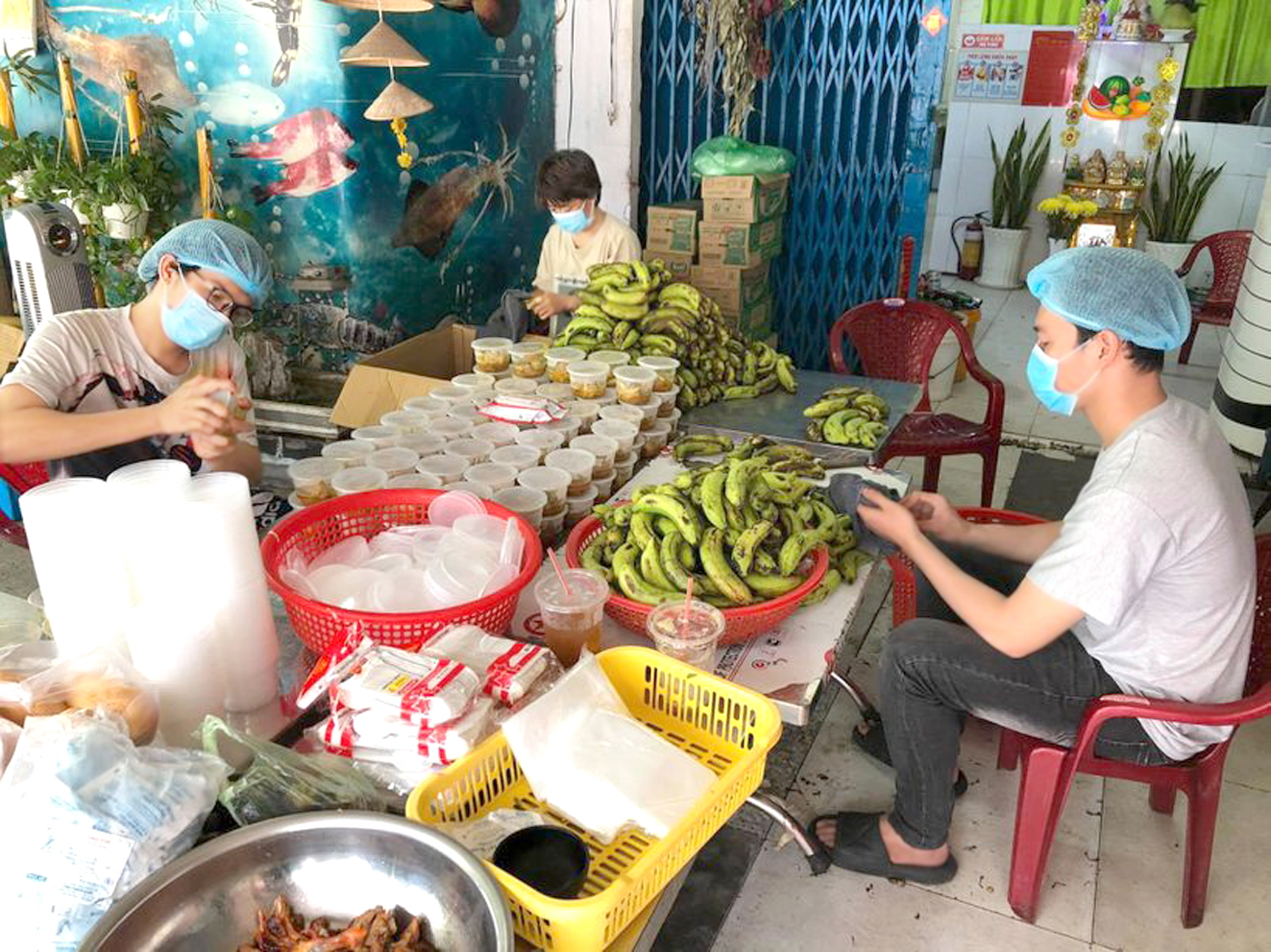 C&aacute;c diễn vi&ecirc;n phụ bếp ăn từ thiện của NSƯT Hữu Quốc