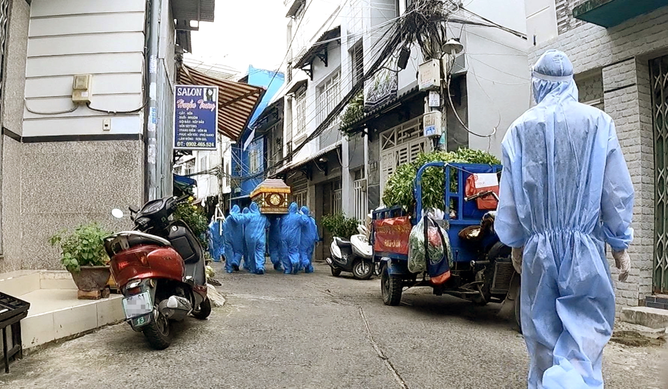 Nhiều người mất trong m&ugrave;a dịch kh&ocirc;ng phải do nhiễm COVID-19 cũng bị kỳ thị (trong ảnh: một người ở trong khu vực phong tỏa qua đời nhưng kh&ocirc;ng phải do nhiễm COVID-19 được đưa ra ngo&agrave;i để mai t&aacute;ng)