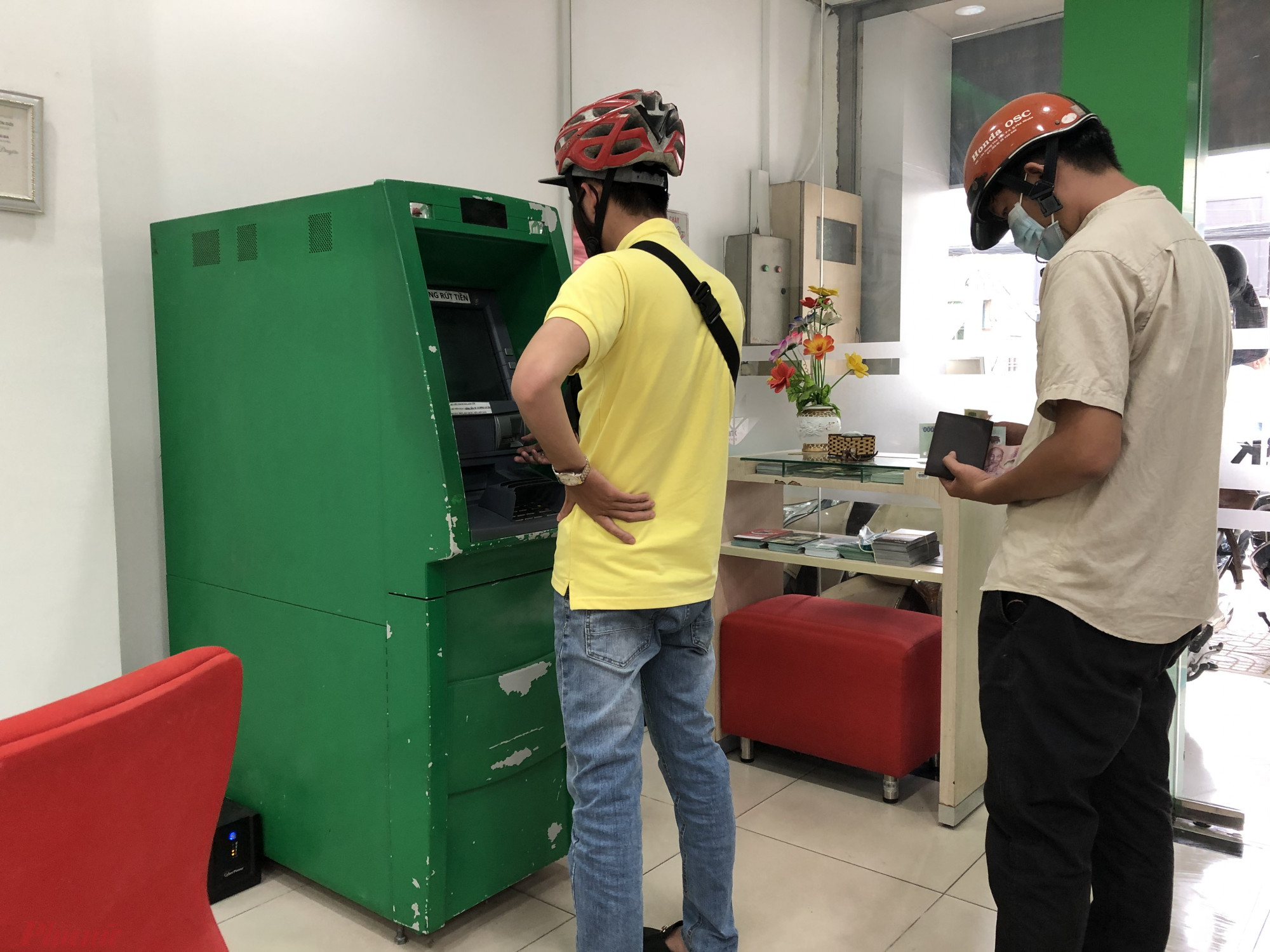 Một số ng&acirc;n h&agrave;ng đ&atilde; c&ocirc;ng bố giảm ph&iacute; chuyển tiền, r&uacute;t tiền để hỗ trợ kh&aacute;ch h&agrave;ng trong m&ugrave;a dịch COVID-19. Ảnh Thanh Hoa