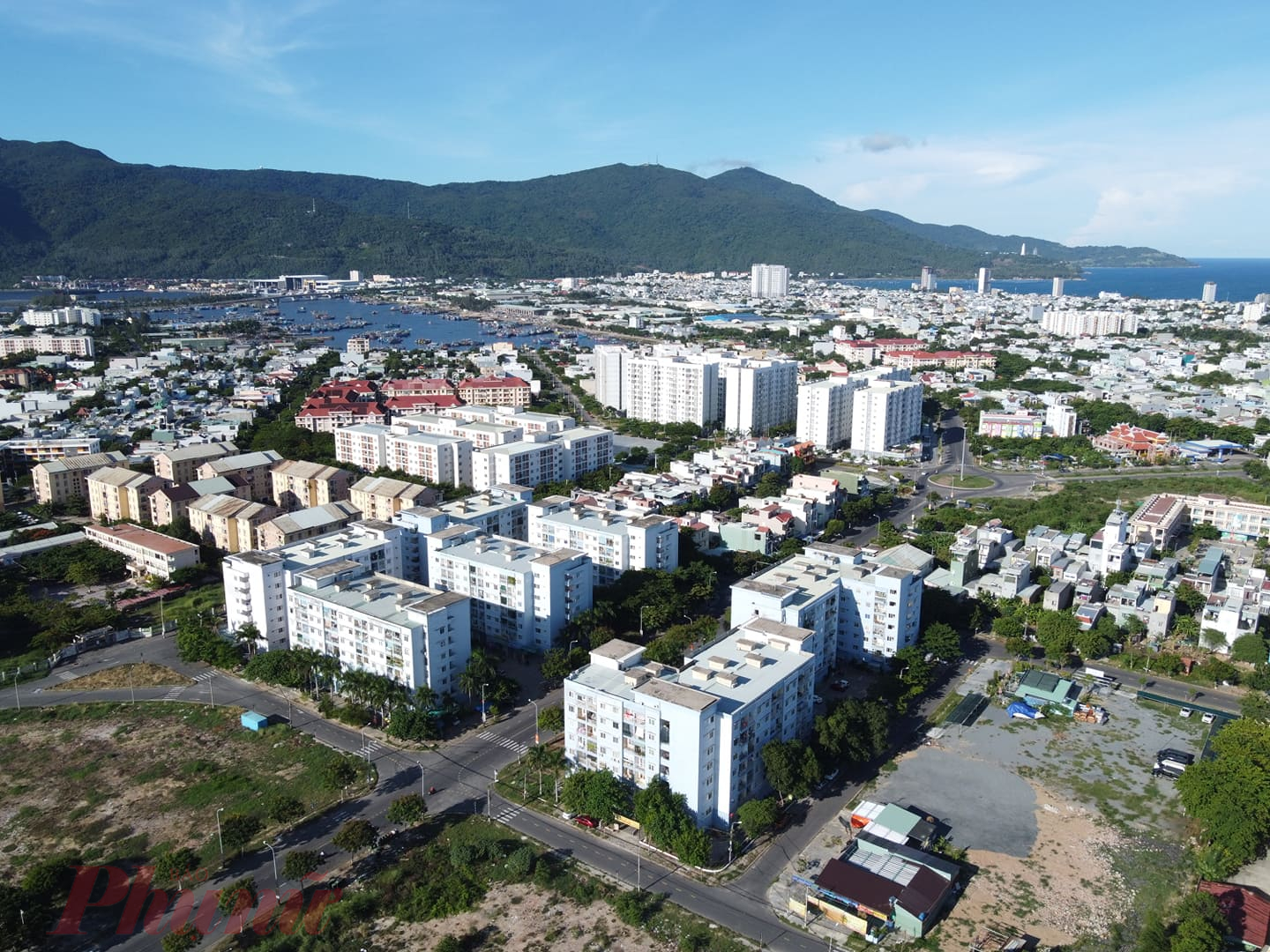Quận Sơn Tr&agrave; với mật độ d&agrave;y đặc chung cư v&agrave; hiện c&oacute; t&igrave;nh trạng lơi lỏng kiểm so&aacute;t người d&acirc;n trong v&ugrave;ng phong tỏa