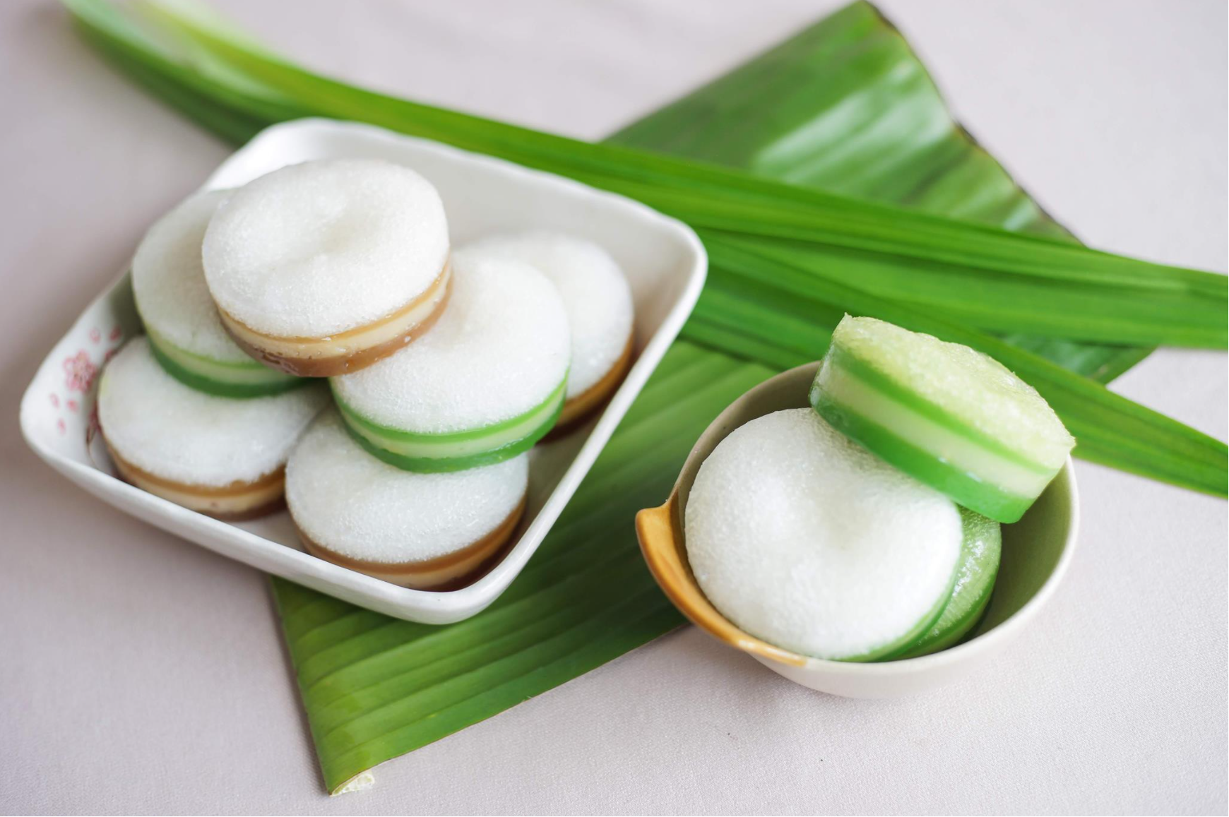 Sự kết hợp giữa m&ugrave;i vị l&aacute; dứa, vị b&ugrave;i của đậu xanh với từng lớp b&aacute;nh mềm mại, dai ngọt mang đến m&oacute;n tr&aacute;ng miệng thơm ngon - Ảnh minh họa