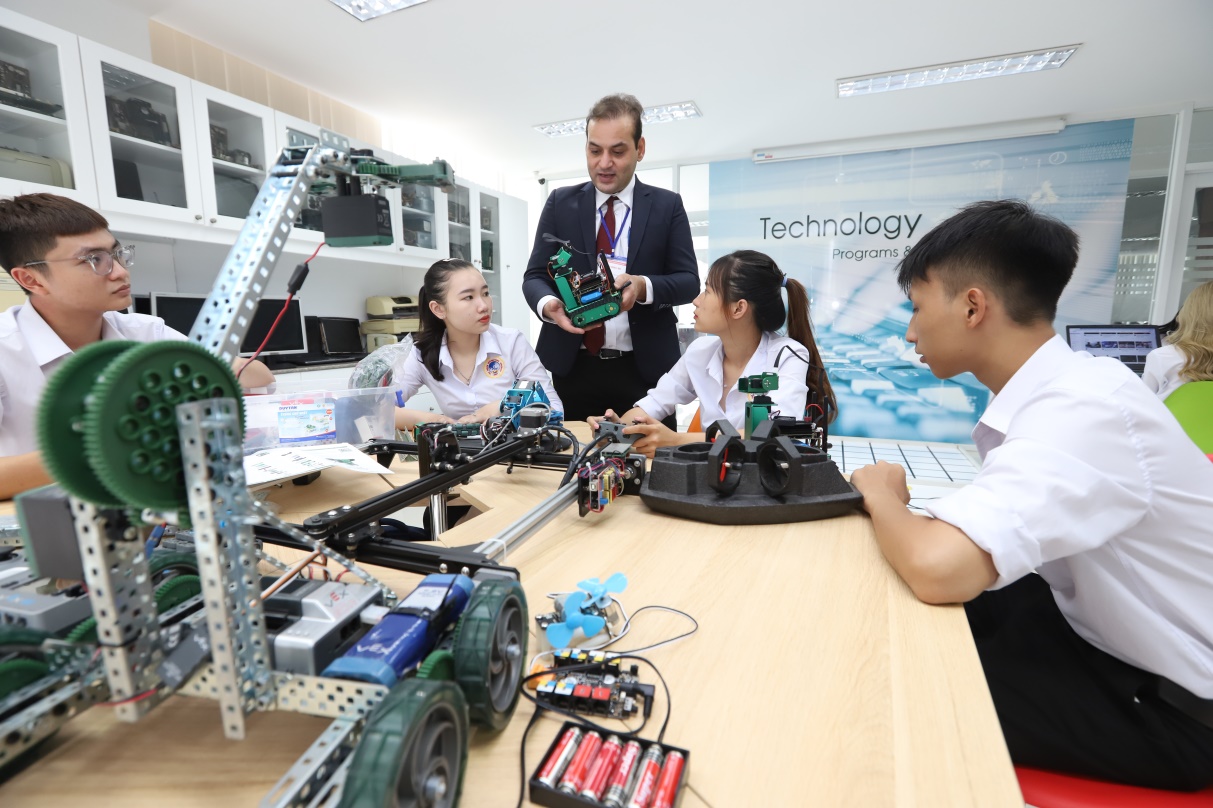 Học bổng t&agrave;i năng cho chuy&ecirc;n ng&agrave;nh Tr&iacute; tuệ nh&acirc;n tạo 2021 sẽ gi&uacute;p c&aacute;c bạn trẻ hiện thực h&oacute;a ước mơ cho ng&agrave;nh học của m&igrave;nh.