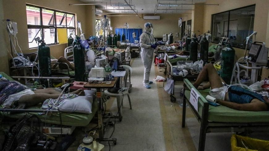 H&agrave;ng trăm bệnh viện ở Philippines qu&aacute; tải khi số ca mắc COVID-19 tăng cao đột biến.
