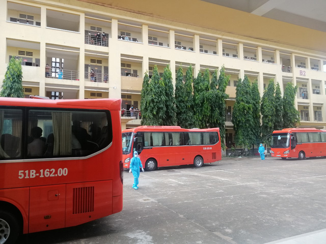 Bệnh viện bố tr&iacute; xe đưa đ&oacute;n bệnh nh&acirc;n xuất viện về c&aacute;ch ly tại nh&agrave;.