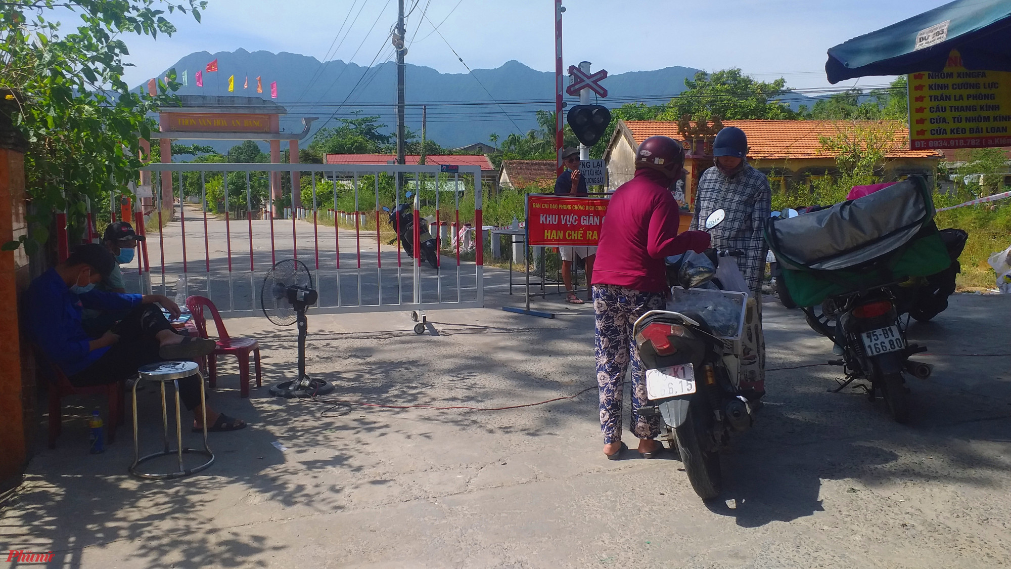 Người d&acirc;n nhận c&aacute;c c&aacute;c th&ocirc;n x&atilde; Lộc Thủy nhận tiếp tế lương thực 