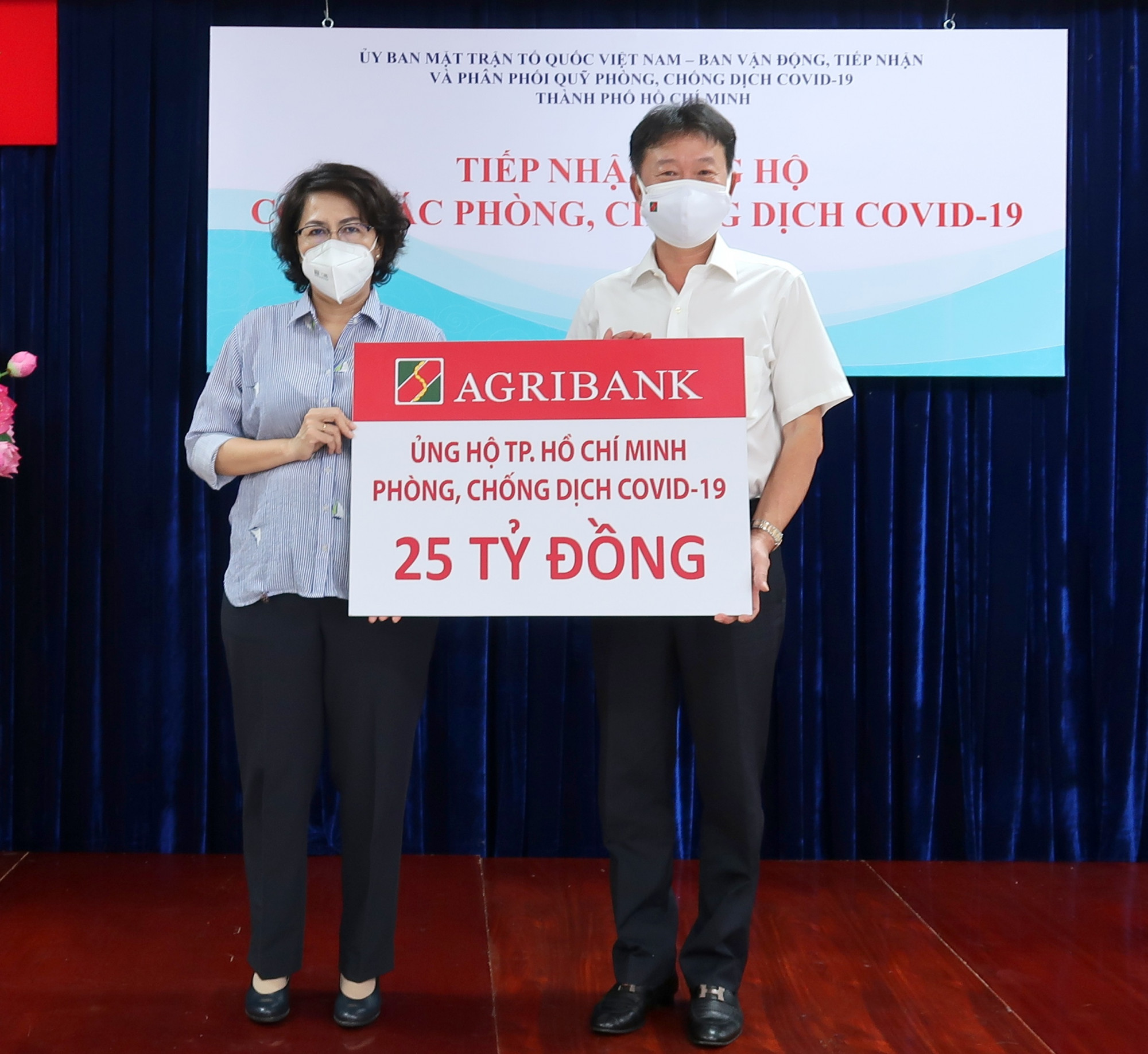 &Ocirc;ng Phạm Trung Ki&ecirc;n, Ph&oacute; trưởng Văn ph&ograve;ng đại diện khu vực miền Nam v&agrave; b&agrave; T&ocirc; Thị B&iacute;ch Ch&acirc;u, Ủy vi&ecirc;n Ban Thường vụ Th&agrave;nh ủy, Chủ tịch Ủy ban Mặt trận Tổ quốc Việt Nam - TPHCM đại diện trao tặng, tiếp nhận 25 tỷ đồng ph&ograve;ng, chống dịch COVID-19 - Ảnh: Agribank