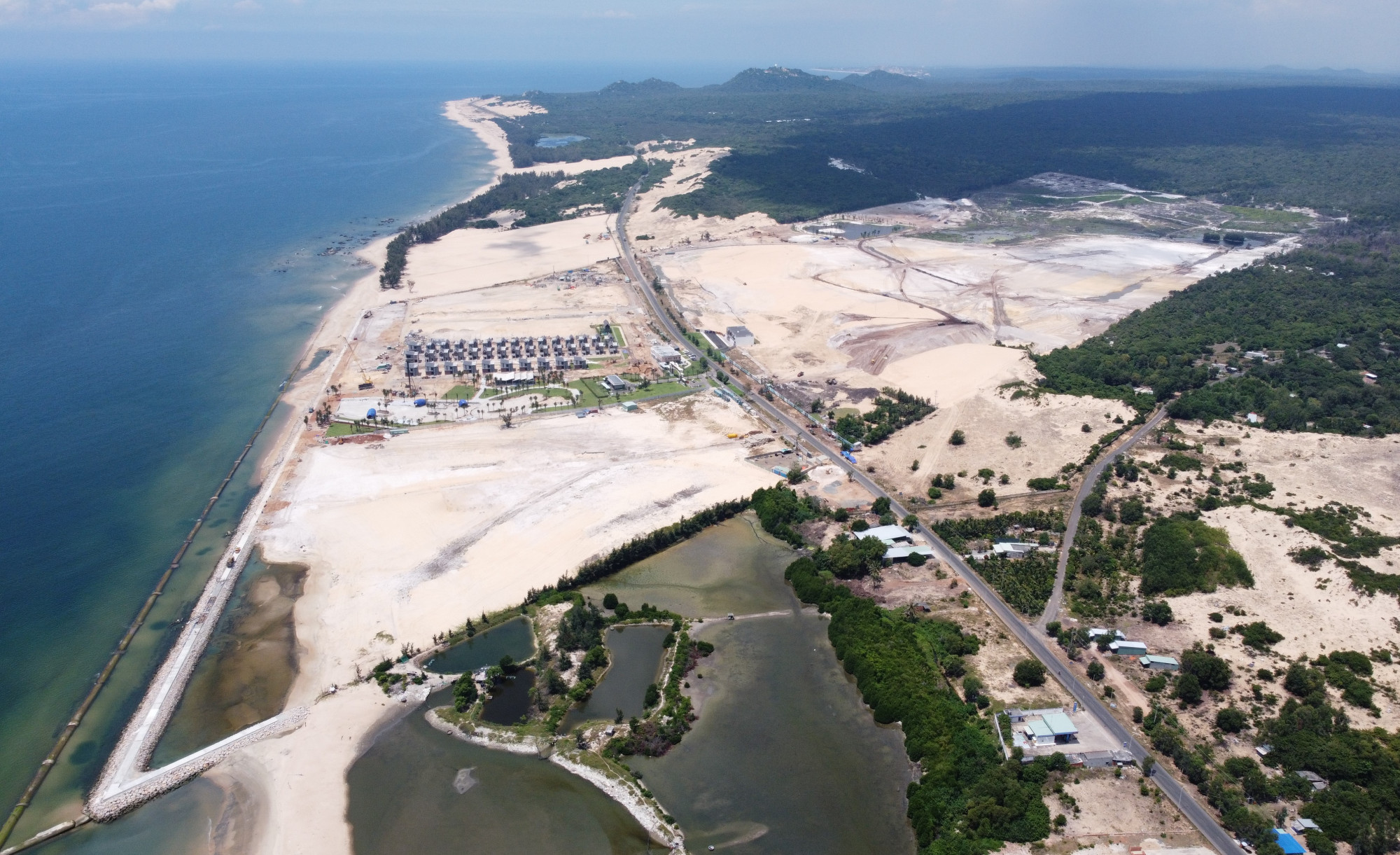 Cung đường ven biển Hồ Tr&agrave;m - B&igrave;nh Ch&acirc;u, huyện Xuy&ecirc;n Mộc l&agrave; nơi thu h&uacute;t nhiều dự &aacute;n du lịch nghỉ dưỡng lớn. Ảnh: Trường Nguy&ecirc;n