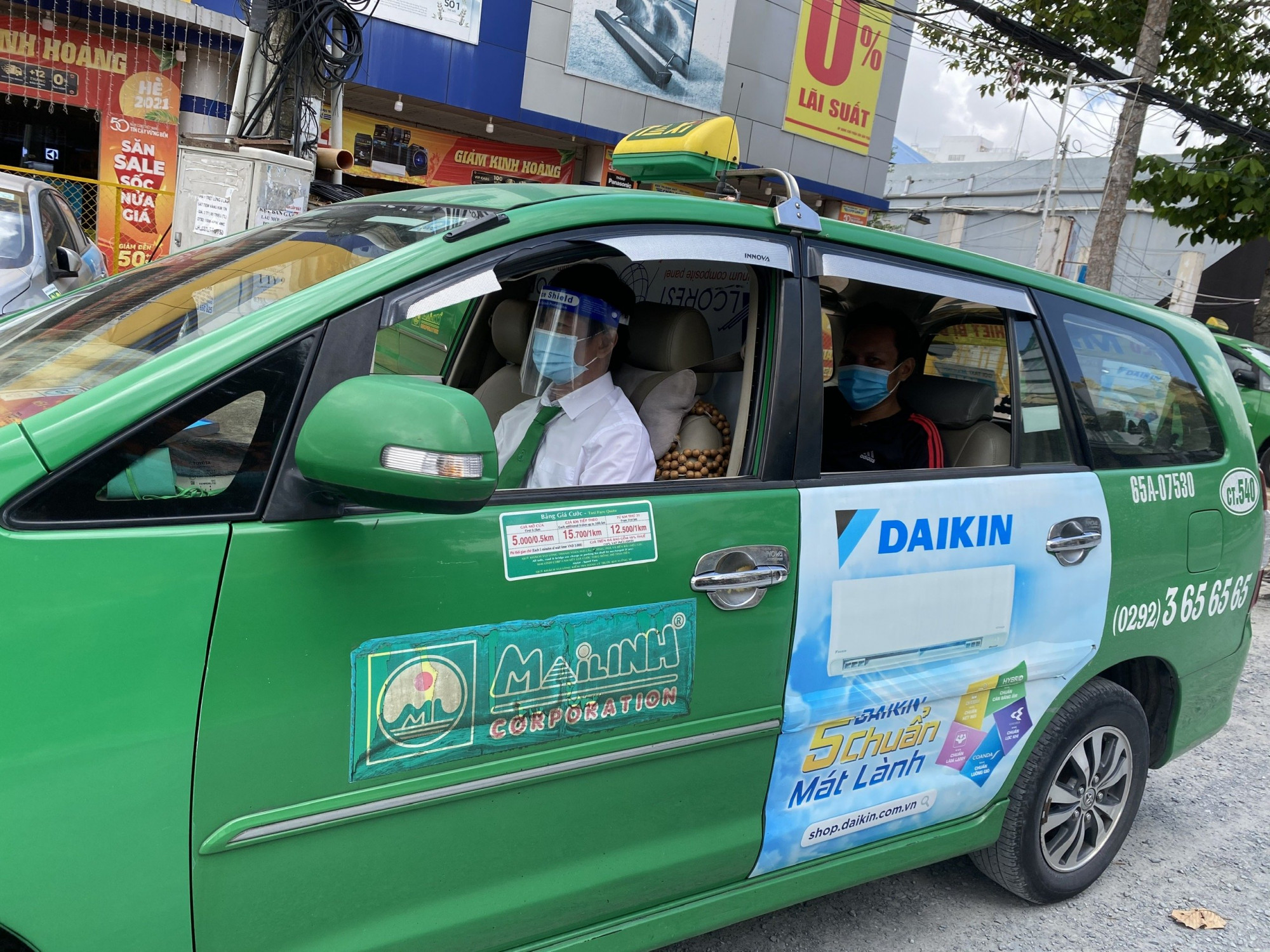 Một chiếc xe taxi phục vụ c&ocirc;ng t&aacute;c tiếp ứng y tế tại TP. Cần Thơ