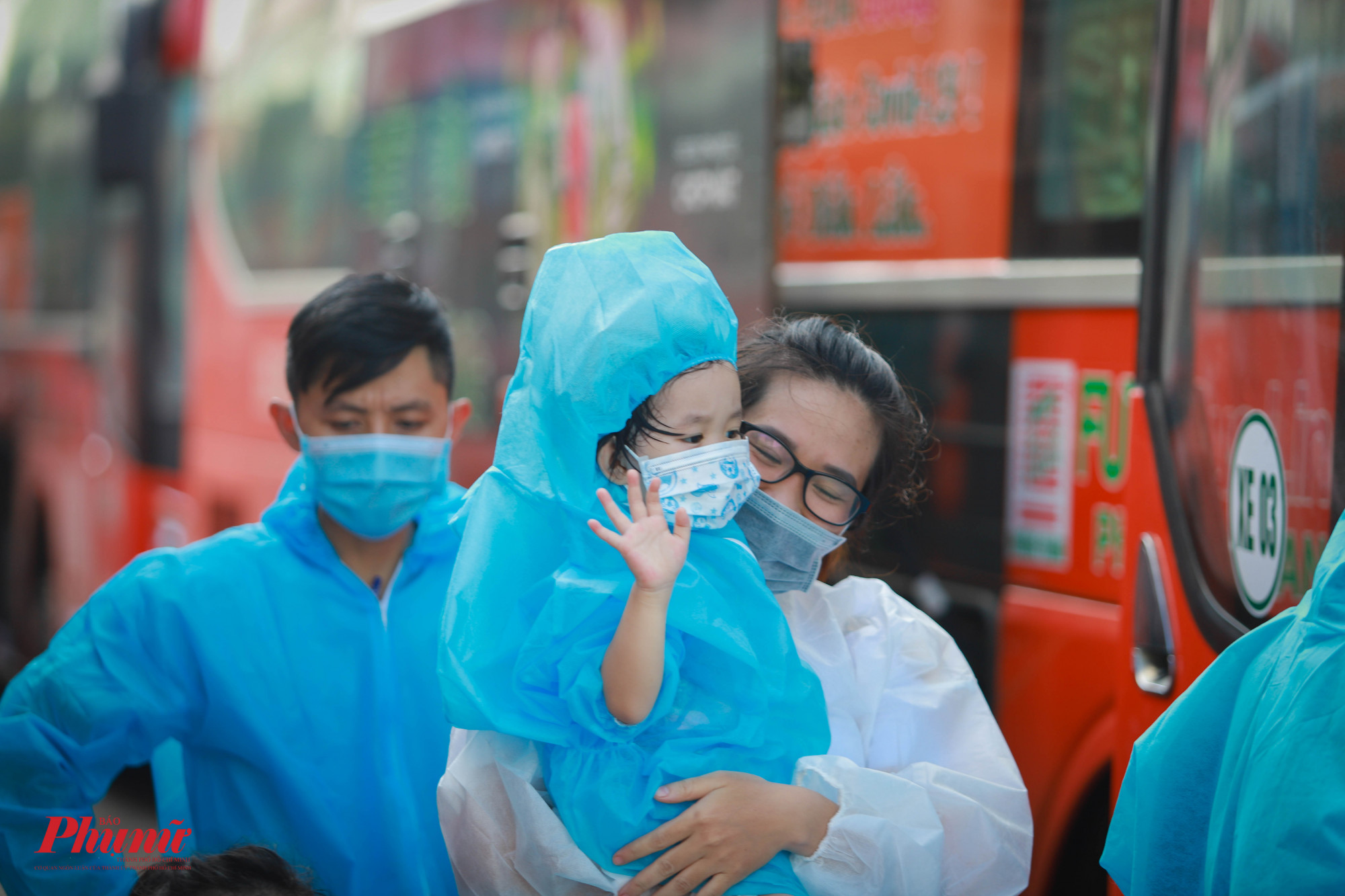 Một b&eacute; g&aacute;i vẫy tay ch&agrave;o ph&oacute;ng vi&ecirc;n khi l&ecirc;n xe về qu&ecirc;
