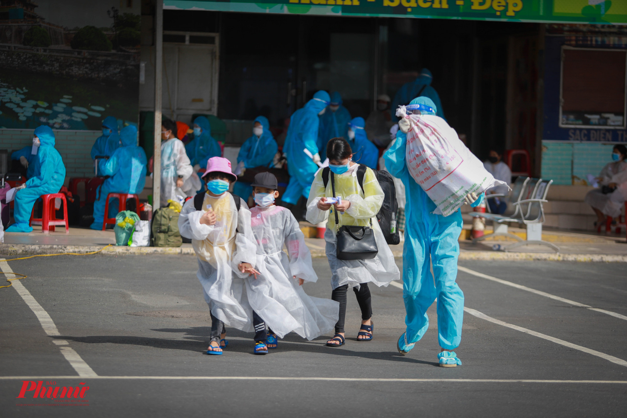 Một v&agrave;i t&igrave;nh nguyện vi&ecirc;n kh&aacute;c th&igrave; tranh thủ vận chuyển đồ của người d&acirc;n ra xe
