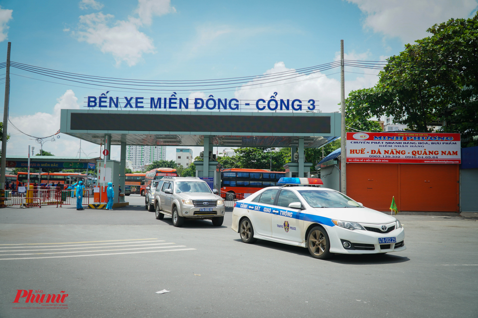 11g, xe CSGT tỉnh Đắk Lak dẫn đo&agrave;n hộ tống c&aacute;c phương tiện đưa c&ocirc;ng d&acirc;n về tỉnh