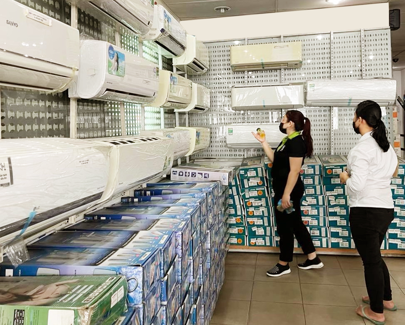 Đ&atilde; hai th&aacute;ng nay, c&aacute;c si&ecirc;u thị điện m&aacute;y ở TP.HCM kh&ocirc;ng thể đ&oacute;n kh&aacute;ch xem sản phẩm n&ecirc;n phải giảm gi&aacute;, tăng cường tiếp thị b&aacute;n h&agrave;ng qua h&igrave;nh thức trực tuyến - ẢNH: NGUYỄN CẨM 