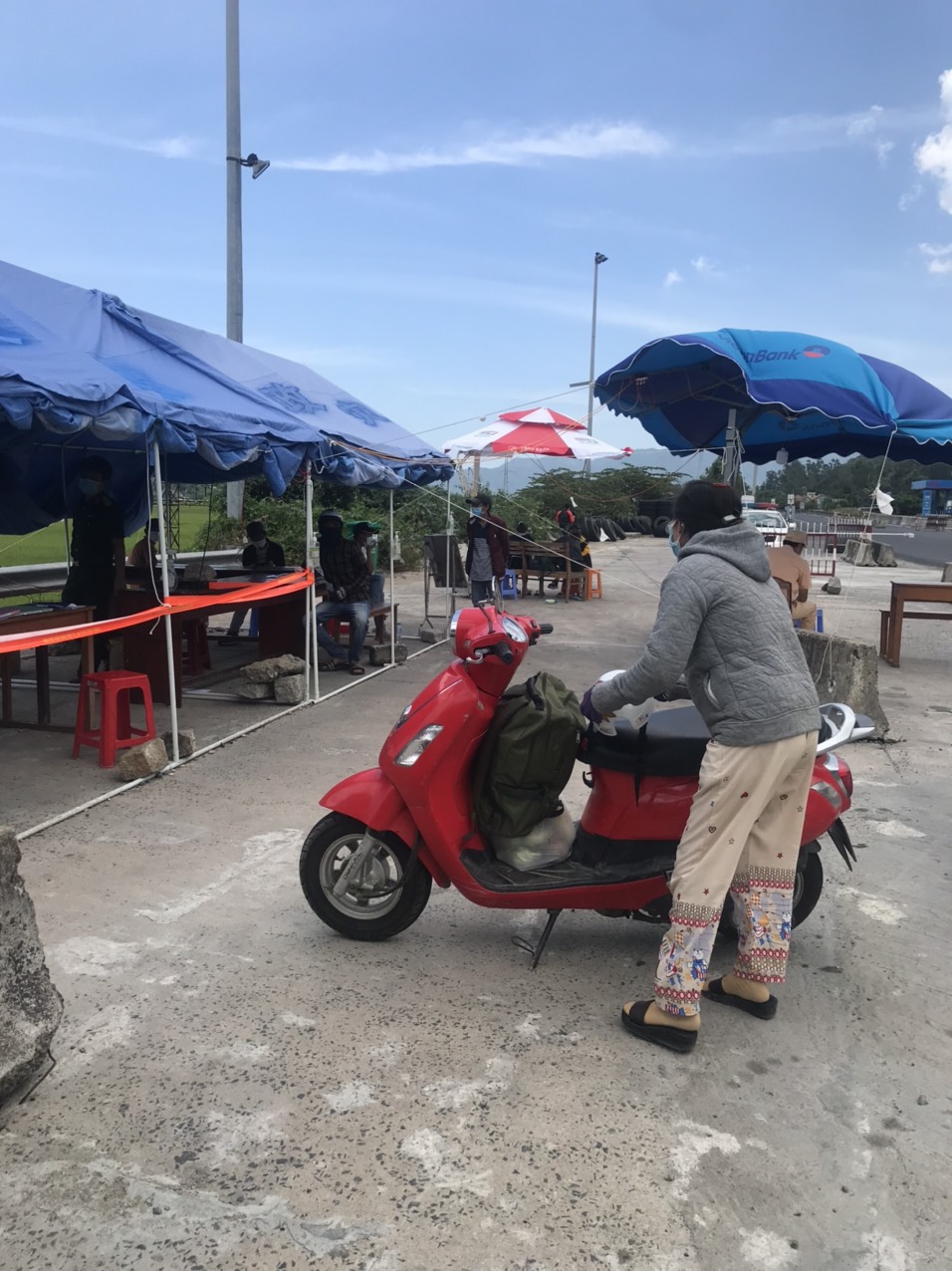 Chốt kiểm so&aacute;t dịch bệnh do UBND tỉnh Ph&uacute; Y&ecirc;n thiết lập tr&ecirc;n quốc lộ 1 thuộc x&atilde; H&ograve;a Xu&acirc;n Nam (TX Đ&ocirc;ng H&ograve;a)