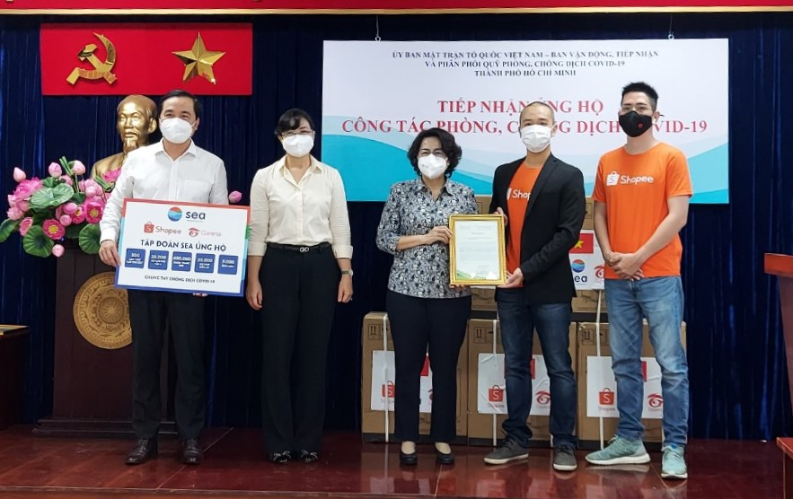 Lãnh đạo TPHCM tiếp nhận ủng hộ và trao thư cảm ơn cho đại diện Tập đoàn Sea.