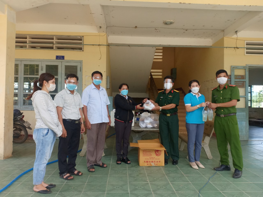 Ho&agrave;i &Acirc;n tiếp sức cho lực lượng tuyến đầu chống dịch