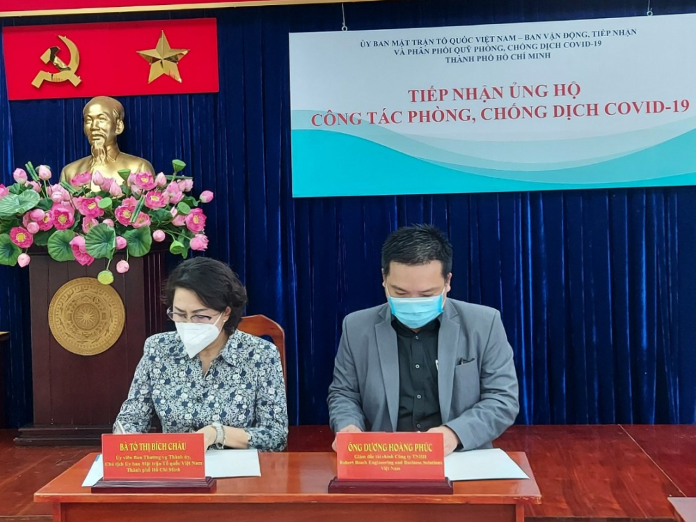 Chủ tịch Ủy ban MTTQ Việt Nam TPHCM Tô Thị Bích Châu và Giám đốc Tài chính RBVH Dương Hoàng Phúc ký kết biên bản xác nhận hỗ trợ 3 tỷ đồng