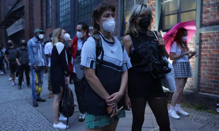 Mọi người xếp h&agrave;ng để tham gia  ti&ecirc;m chủng ở Berlin - Ảnh: Action Press
