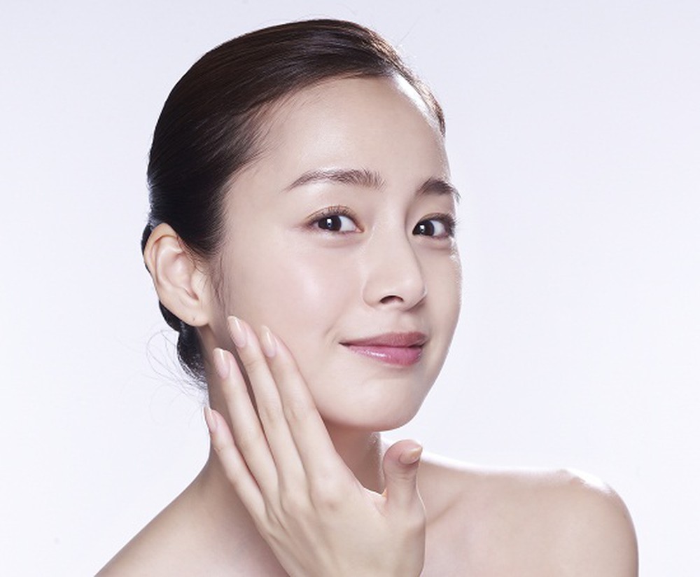 Nữ diễn vi&ecirc;n kh&aacute; cẩn trọng trong c&aacute;c biện ph&aacute;p chăm s&oacute;c da.