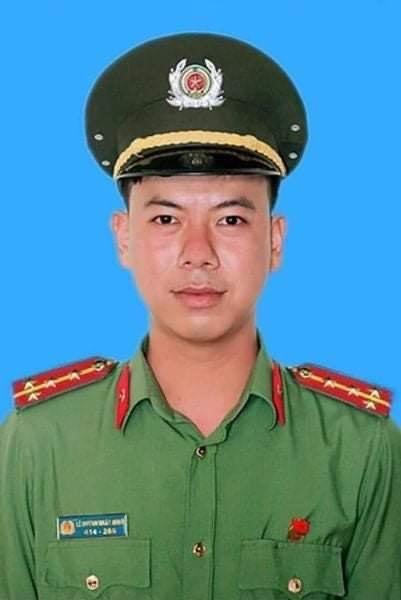 Đại &uacute;y L&ecirc; Huỳnh Nhật Minh, Ph&oacute; trưởng C&ocirc;ng an x&atilde; Phước Thạnh tổ ph&oacute; Tổ truy vết tham gia chống dịch COVID - 19, nhiễm bệnh v&agrave; hy sinh