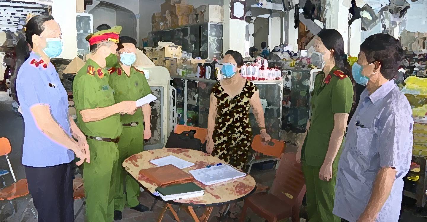 C&ocirc;ng an khởi tố ba bị can trong đường d&acirc;y mua b&aacute;n tr&aacute;i ph&eacute;p ho&aacute; đơnvới tổng gi&aacute; trị l&ecirc;n tới gần 100 tỷ đồng.