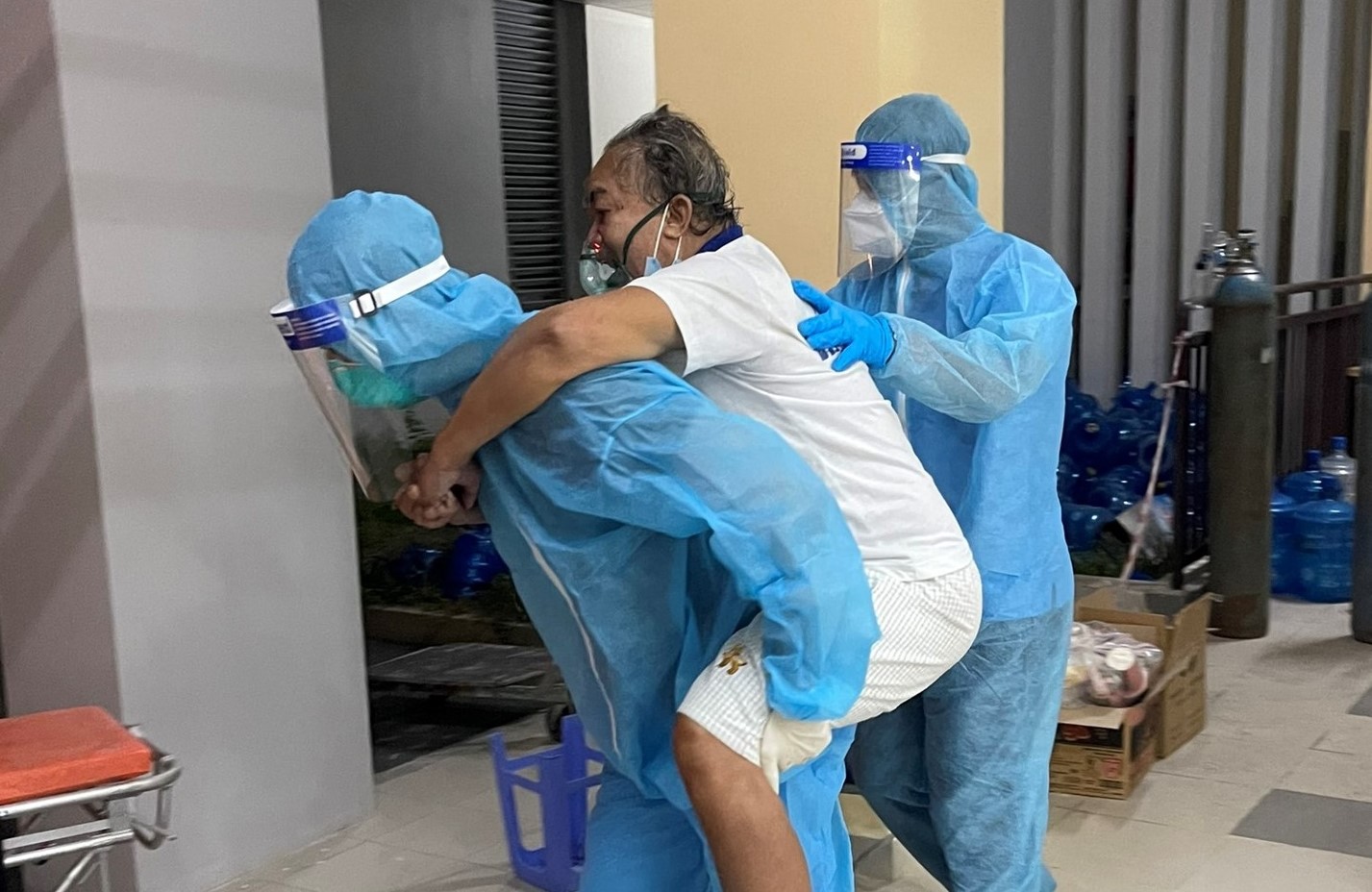 Đưa người từ khu c&aacute;ch ly tập trung đi cấp cứu v&igrave; c&oacute; biểu hiện nguy kịch của COVID-19. Ảnh: TTYT TP Thủ Đức