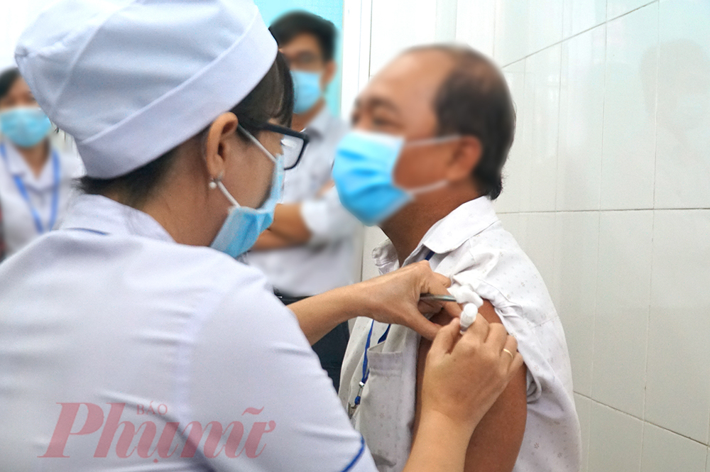 TPHCM phấn đấu đẩy nhanh tiến độ ti&ecirc;m vắc xin để đạt miễn dịch cộng đồng