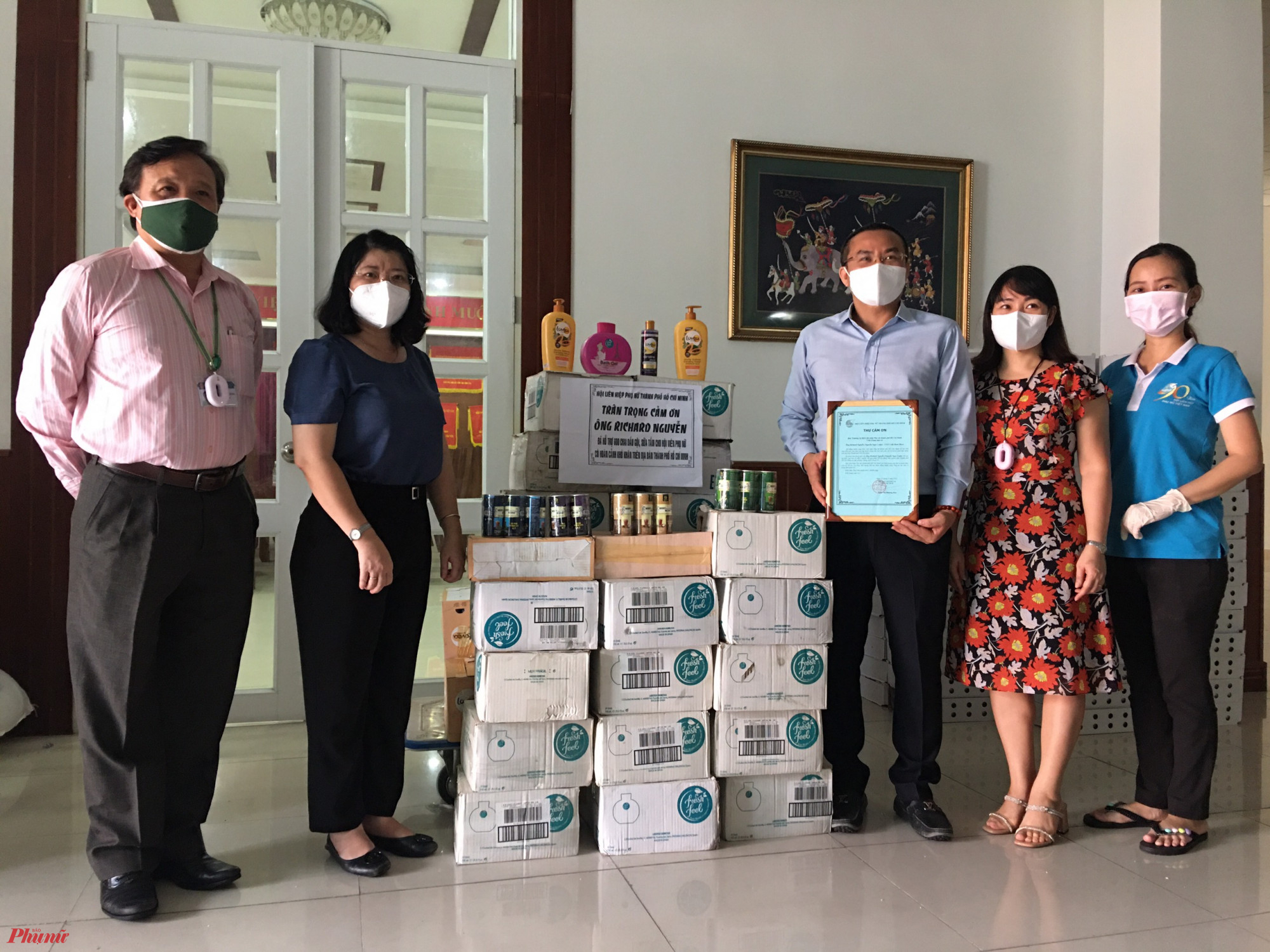 Hội LHPN TPHCM tiếp nhận vật phẩm v&agrave; trao thư cảm ơn đến &ocirc;ng Richard Nguyen (Nguyễn Ngọc Luận) -  người Việt Nam ở &Uacute;c - Gi&aacute;m đốc C&ocirc;ng ty TNHH Li&ecirc;n Kết TM To&agrave;n Cầu thương hiệu cafe Meet More c&ugrave;ng b&agrave; L&ecirc; Thị Kim Oanh
